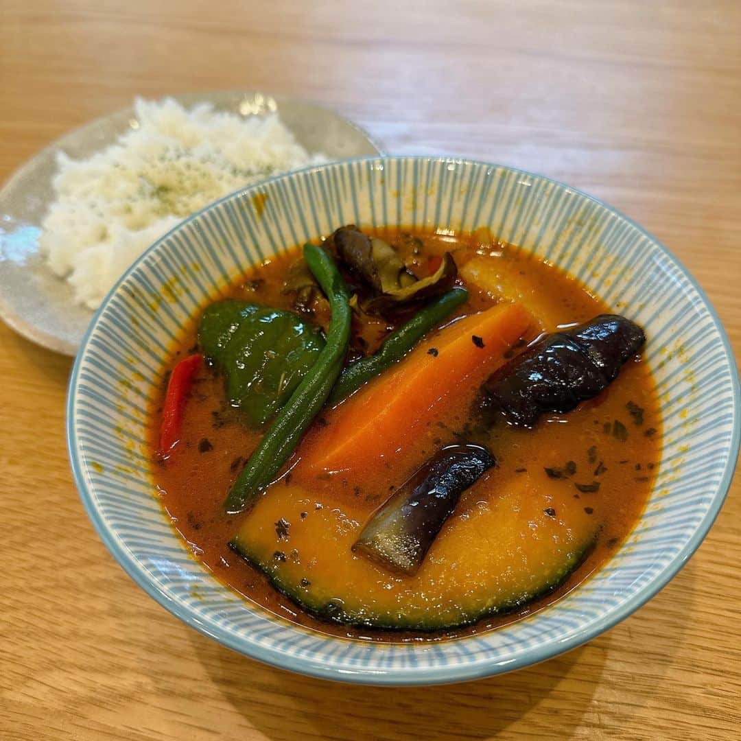 石川梨華のインスタグラム：「お昼ごはん何食べたんだろう？  kanakoのスープカレー屋さん🍛  先日加奈子さんから頂いて ずっと食べるの楽しみにしてました❗️  いや〜、美味しかった💓 お野菜もめっちゃ美味しかったし カレーもスパイシーでサイコー👍  冷凍でこんなに美味しいスープカレーが 食べられるなんて✨感動の味でした❗️  加奈子さんありがとうございます🥰  #石川梨華 #モーニング娘og #リアル梨華 #二児の母 #年子 #やんちゃボーイズ #お昼ご飯何食べたんだろう #kanakoのスープカレー屋さん」