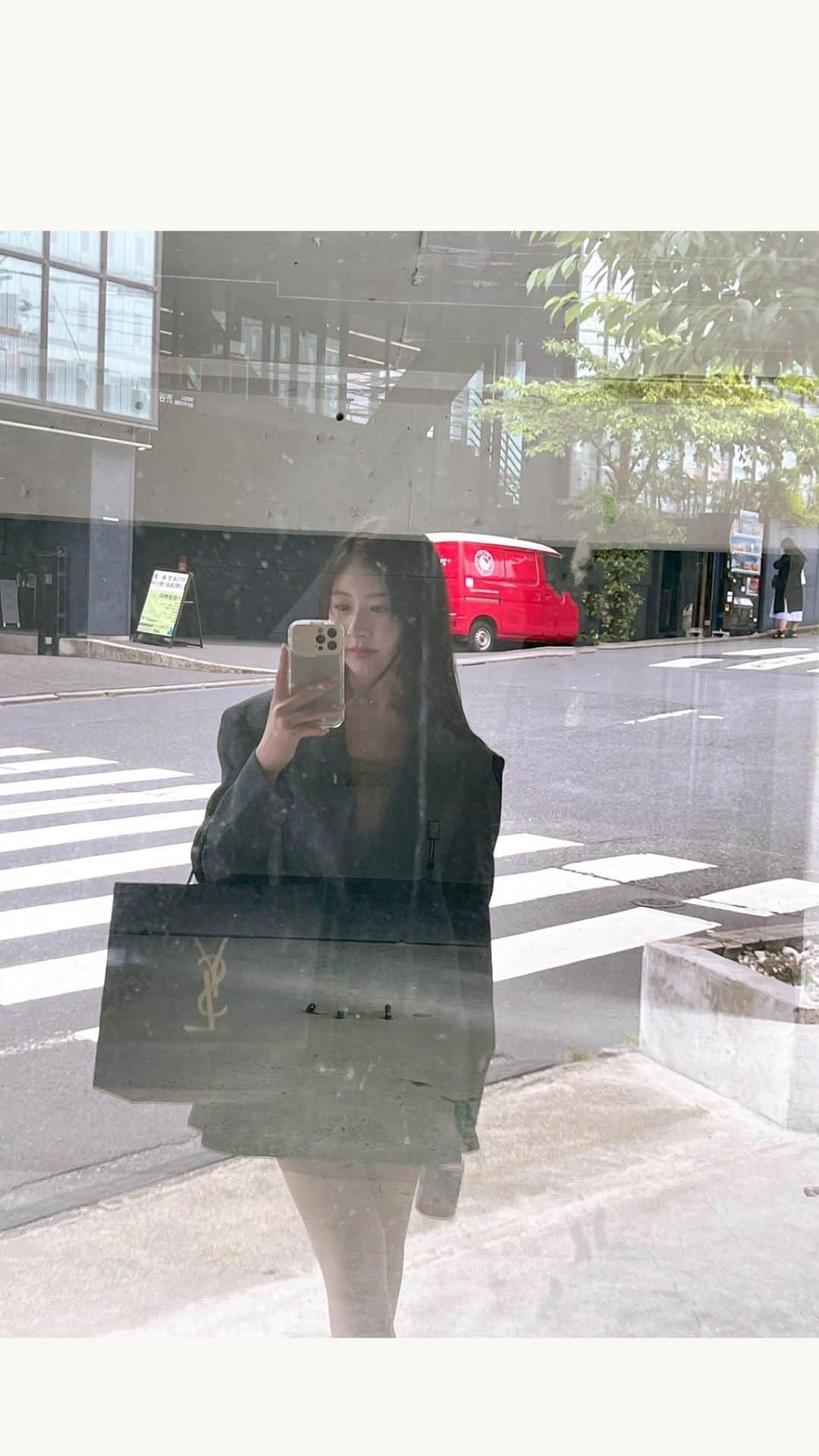 加藤美南のインスタグラム：「YSLナショナルメイクアップアーティストのJOさんに💄 とっても貴重な時間でした  #ysl #yslbeauty」