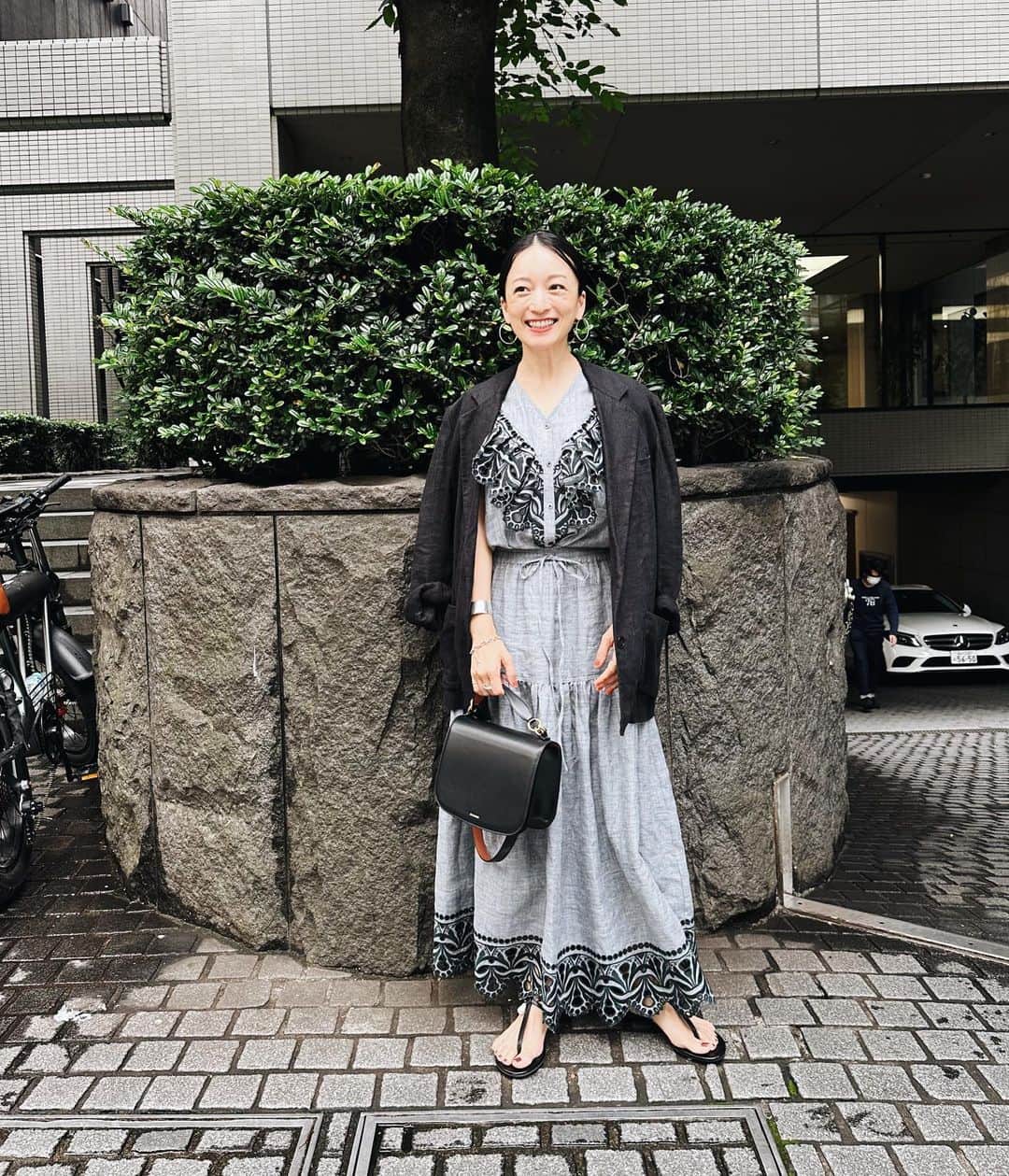 高山都さんのインスタグラム写真 - (高山都Instagram)「こんな天気の日は、華やかな気分になる服を。 打ち合わせ続きの1日は、誰にお会いしても元気に堂々といられる素敵な装いを意識すると、集中力が切れない…気がする。  tops & skirt @houseoflotus_official × miyako takayama bag @jilsander  jacket @meyame_official  sandal @shisei_shoes   セットアップは、今日はグレーベースのカラーを。 これ、刺繍の糸が深いグリーンなのもポイントで、とにかくよく褒められる。 スカートは、ふつーのTシャツと合わせて着ても可愛いです。  サンダルはおろしたての @shisei_shoes  これ、ソールがビブラムだから、滑らないし、細いストラップなのに安定感があって、すごくお気に入り。  #都ふく」6月9日 17時40分 - miyare38