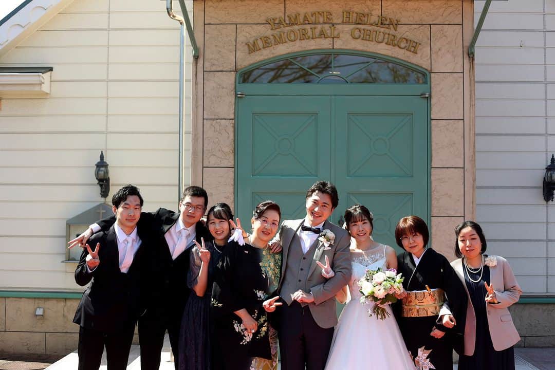 【公式】小さな結婚式さんのインスタグラム写真 - (【公式】小さな結婚式Instagram)「. @petit.wedding をフォローしてね♩ #小さな結婚式 をつけてのお写真投稿も大歓迎です♡ こちらの公式IGでリグラムさせていただきます＊ . 厳かな挙式のあとは おふたりの大切なゲストからの祝福を受け 笑顔溢れるアフターセレモニーを♪ . >>#小さな結婚式横浜店 . ——————— #petitwedding #ラヴィファクトリー #前撮り #結婚式 #プレ花嫁 #卒花 #家族婚 #少人数結婚式 #ウェディング #wedding #bridal #weddingdress #花嫁 #挙式 #結婚式準備 #式場探し #日本中のプレ花嫁さまと繋がりたい #結婚式の思い出に浸る会 #結婚準備 #横浜花嫁 #ウェディングフォト #花嫁コーディネート #結婚式挙式 #アフターセレモニー #フラワーシャワー #おしゃれ花嫁 #関東花嫁 #山手ヘレン記念教会」6月9日 17時43分 - petit.wedding