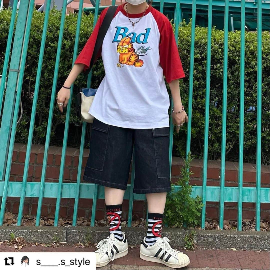 ジーンズメイトのインスタグラム：「着用アイテム ガーフィールド コラボラグランT #Repost @s____.s_style with @use.repost ・・・ @jeans_mate のガーフィルドラグランT🐱☎️🤖 . . . クーポンコード【JMS3YGB】!!! 使用条件は以下の通りです👍 ・最低金額無の15％OFF ・税込3,900円以上で送料無料 ・期間2023年６月15日まで ・他のクーポンと併用不可 ・商品代金にのみ使用可 ・1人1回のみ使用可能 ・オンラインショップ限定 . . . #ジーンズメイト #jeansmate」