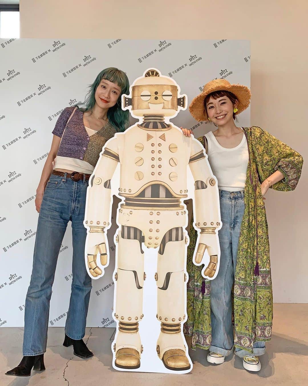 のインスタグラム：「♡♡ ． 先日行った、 下北線路街 × SPITZ HIMITSU STUDIO 🤖💿 @spitz__1987 @spitz_umstaff  ． 下北沢の街とスピッツのニューアルバム 「ひみつスタジオ」にちなんだコラボメニューなどがあって、 マイちゃんと一緒に色々巡るつもりが、 喋り込んで2軒でタイムアウトしてしまった🙌😂🍹 ． ． でも、いいのいいの♡♡ (富山弁的に言うと “なん、いいがいいが” ) 久々の再会でまだまだ話し足りんかったくらいやし🤝☺️🐶🐶 ． i-Oくん🤖ブースで スリーショットも(Photo by 自撮り棒)撮れて 大満足でした✌️😘 ． マイちゃん、お付き合いありがとう♡♡ ． ． ． 春先に買って、 いつ履こうかなー？？と思っていた レモンイエローのスニーカー👟✨ ． ピッタリの日に初おろしできた〜🍋☺️💿 (4枚目) ． ． ． ． ． 数年に訪れたら 新しいお店たくさんで街並みがガラリと変わっていて おぉ❣️とも、 なんか寂しい…とも思いながらも、 ． 次はあのご飯屋さん行ってみたいな〜♪と わくわく楽しみが増えて◎な、下北探索でした🙌🥰🌳 ． ． ． ． ． ． ． ． ． ． ． #10歳 #7歳 #3歳 #三兄弟ママ ． #スピッツ ♡ #ひみつスタジオ」
