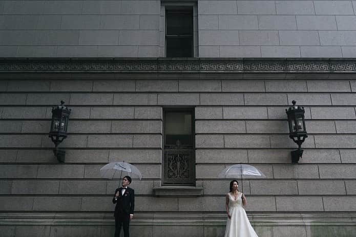 ラヴィ•ファクトリーさんのインスタグラム写真 - (ラヴィ•ファクトリーInstagram)「. 【写真で叶える結婚式】 . 雨の日にしか撮影することができない ロマンチックなフォトはいかがですか？☔️  天候だけはどうしても変えることができない梅雨の時期… 雨×ナイトで幻想的なフォトを叶えることができるんです💫 . —————— ラヴィファクトリー: @tokyo_laviephotography Photographer: @tetsu_bridalphotographer AREA:JAPAN,TOKYO —————— @laviefactoryをフォローして #laviefactory #ラヴィファクトリー のハッシュタグをつけて お写真を投稿してみてくださいね✳︎ . こちらの公式IG（@laviefactory） で取り上げさせていただきます✨ . 思わず笑顔になれるハートのある 「家族写真」はラヴィクルール* >>>@laviecouleur_official . #wedding #weddingphotography #photo  #ハートのある写真 #instawedding #結婚写真 #ウェディング #ウェディングフォト #撮影指示書 #ロケーションフォト #前撮り#写真好きな人と繋がりたい #フォトウェディング #卒花 #後撮り #ウェディングニュース #前撮り小物 #前撮りフォト #前撮りアイテム #ウェディング撮影 #撮影構図 #前撮りアイディア #撮影指示書 #花嫁コーディネート #結婚式 #東京駅前撮り #雨 #雨フォト」6月9日 17時47分 - laviefactory