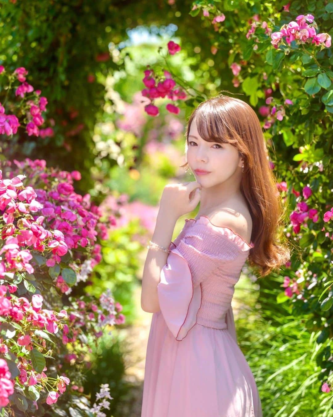Mikaのインスタグラム：「『lovely rose garden』  ピンクの薔薇とパステルカラーの紫陽花が大好きです♡ 最近はずっと紫陽花撮影☔️  ・ ・ ・ photo by @yuto8639y 📸 model @mikarin_portrait   Special thanks @natural_garden_murao 💐  ・ ・ ・ ・ follow me💋  #美花展 #ピンクの薔薇 #ローズガーデン #薔薇の花  #イングリッシュガーデン #薔薇が好きな人と繋がりたい  #被写体モデル #カメラ女子 #キリトリセカイ #ポートレートセレクション #ポートレート撮影 #被写体依頼受付中 #スクリーンに恋して #カメラマンさんと繋がりたい #被写体なります #ポートレートしま専科 #写真を止めるな #jp_portrait部 #jp_portrait_collection #portrait #japanesegirl #asiangirl #love_camera_club #asianbeauty #good_portraits_world #rosegardening  #excellent_portraits #top_portrait_photo #pasha_magazine #tokyocameraclub」