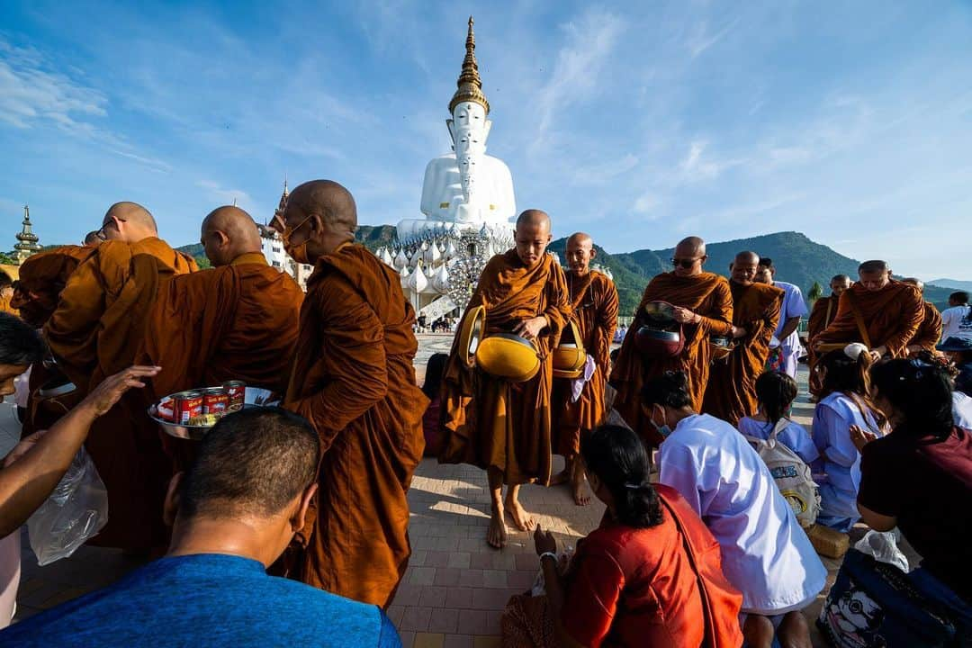 Yota Towatariさんのインスタグラム写真 - (Yota TowatariInstagram)「モンクの行進  #photo #photography #photooftheday #beautiful #play #sky #buddah #bigbuddhistday #buddist #phetchabun #thailand #watprathatphasornkaew」6月9日 17時48分 - yota_towatari