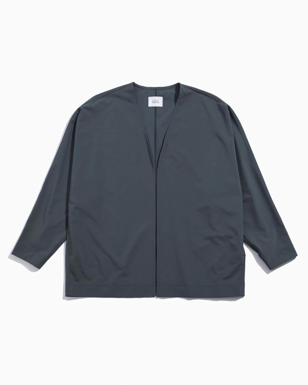 のインスタグラム：「【 Info 】 ＜UNITED ARROWS & SONS by DAISUKE OBANA for MEN＞  ＜N.HOOLYWOOD＞のデザイナー 尾花大輔氏との新作を明日6月10日（土）に発売いたします。  今回は表面裏面と表面感が異なるポリエステル二重織り素材を採用し、昨シーズンから更にアップデートしました。 裏面の点接触（凹凸ある）組織が特徴で肌にまとわりつきづらい表面感に加え、ヨコのストレッチ性・防シワ性もあり快適に着用頂ける素材になっています。  カラーは定番のブラックに加えて新色のグリーングレーをご用意しました。 (Tシャツはホワイトもございます) “週に3、4日着れる服”をお楽しみください。  ■MENS CARDIGAN ¥24,200- T-SHIRT ¥17,600- PANTS ¥22,000- SHORTS ¥18,700-  取り扱い店舗： 【MENS】 ユナイテッドアローズ＆サンズ（原宿本店）、ユナイテッドアローズ 渋谷スクランブルスクエア店 、有楽町店、丸の内店、日本橋店、六本木ヒルズ店、新宿店、池袋店、二子玉川店、柏店、横浜店、大宮店、立川店、神戸三宮店、心斎橋店、なんば店、大阪メンズストア、京都店、札幌店、仙台店、新潟店、金沢店、名古屋店、福岡店、大分店、ユナイテッドアローズ＆サンズ オンラインストア  #UnitedArrowsAndSonsByDaisukeObana #UnitedArrowsAndSons  #UnitedArrows」