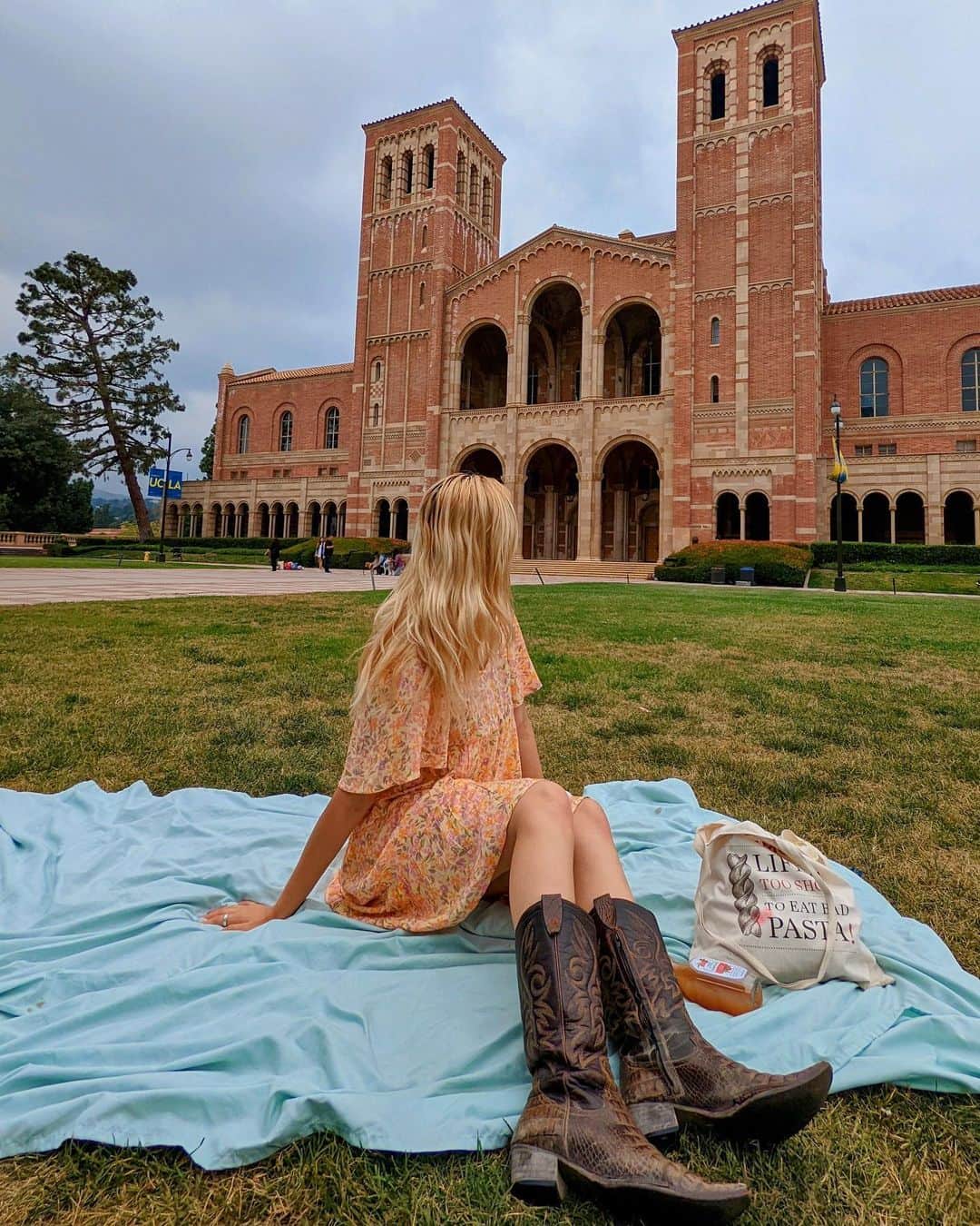 AMIのインスタグラム：「Picnic at UCLA?⛲🍱️💕🌞」