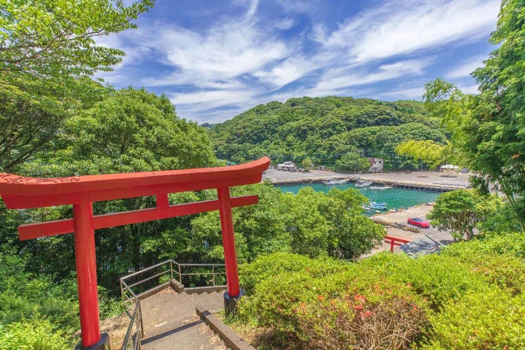 鹿児島よかもん再発見のインスタグラム：「長島町にある正一位白髭稲荷大明神へ(^-^)/  長島町蔵之元にあるフェリー乗り場近くにある稲荷神社🐺  港を見下ろす風景は夏らしくて良いですね  #鹿児島 #鹿児島観光 #長島町 #長島町観光 #鹿児島の風景 #鹿児島の自然 #神社 #正一位白髭稲荷大明神 #kagoshima #kagoshimaphoto #kagoshimaphotograph」