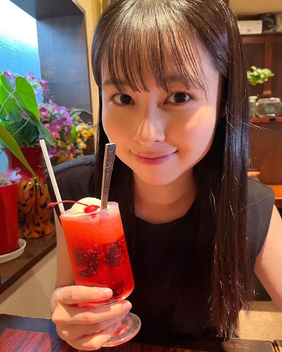 村山千夏のインスタグラム：「こんばんは。  昔懐かしい喫茶店。 いちごクリームソーダとオムライスが美味しすぎました☺︎  Good evening． nostalgic coffee shop． Strawberry cream soda and omelet rice were too delicious☺︎  #jk#ljk#jk3#17歳#17yearsold #レトロ#レトロ喫茶店 #喫茶店#オムライス#クリームソーダ#女子高校生#fyp#foryoupage」