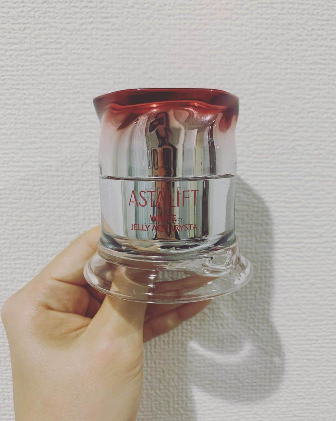 七瀬りりこのインスタグラム：「最近よかったお化粧品🧴  アスタリフト ホワイト ジェリー アクアリスタ  プルンプルンの赤いジェルで、付け心地がまず好き！！  そして翌朝のお肌が全然違うの！！  洗顔後に使用することで後に使う化粧水や美容液のなじみが良くなるし、リハ中、お芝居で泣いてもお化粧直しが全然いらなくなった！ セラミドをたっぷり配合させるためにジェリーという形状になったらしいよ！  オススメー♡  #ホワイトジェリーアクアリスタ　#先行美容液　#美容液 #アスタリフト様からいただきました    @astalift_japan」