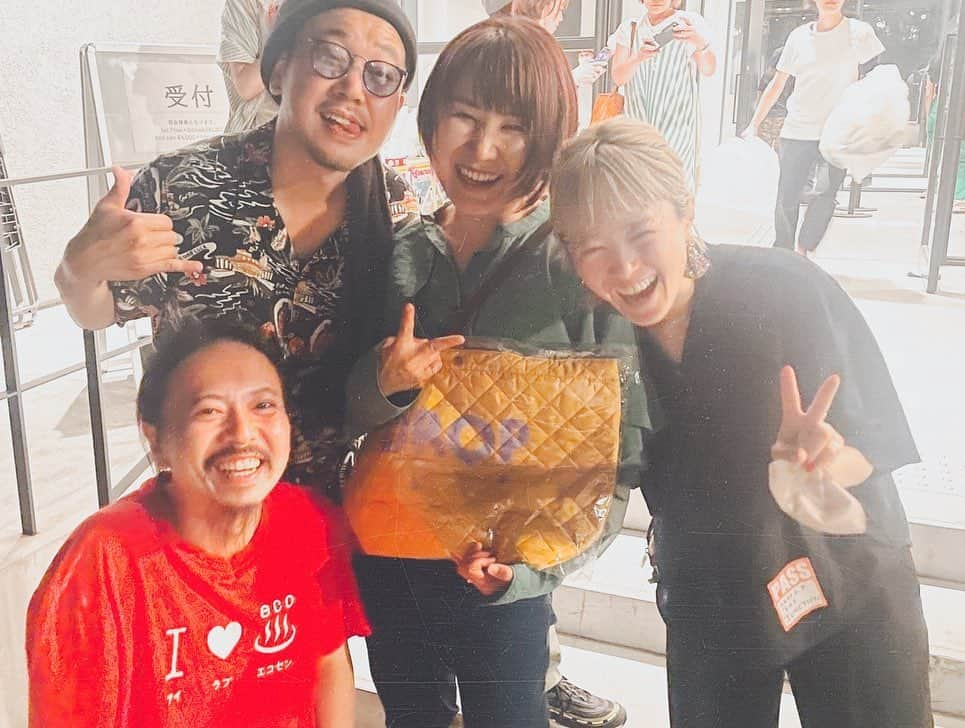 NakamuraEmiさんのインスタグラム写真 - (NakamuraEmiInstagram)「🛹  ＝ LIVE22本目 ＝  2023.6.4 『 下北JUNCTION 』 in 下北沢ADRIFT  私の音楽の根っこを作ってくれる人に出会ってきた場所が偶然下北沢でした。そんなお世話になってる人達が作り上げたイベント、知り合いも多くて私も昼から参加しました。  そして私のステージでは JUNCTIONだからこそ出演されてた方達とも交差しようということで、おむかいで働くダンサーisaちゃん、そして親戚みたいな２人MASSAN×BASHIRYとセッション。  ほぼぶっつけ本番感がある中、二組の凄さ。ほんとかっのよかった。そしてこの日だからこそのセトリでお届けしました。  同じ事務所の先輩、長澤さんのライブは、こんなに空気って声とギターで震えるんだなぁと思ったし、会いたい人たちにも沢山会えました。  ホッシー、もりお、 呼んでくれてありがとう。 そしてきてくれた温かかったお客様、ありがとうございました。  ___________________  Set List  1. BEST 2.雨のように泣いてやれ 3.おむかい with Isa 4.初夏(仮) with MASSAN × BASHIRY 5. YAMABIKO with MASSAN× BASHIRY 6.スケボーマン 7. 投げキッス  Gt.Arr.TM.Prd. @hiroshikawamura_guitar  PA. @kuwakenny @kaneko_takehiro_online  Light もりやさん __________________」6月9日 17時52分 - nou.emi