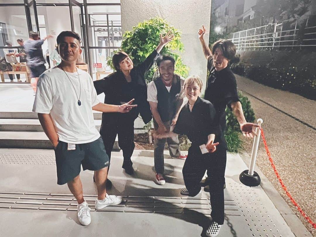 NakamuraEmiさんのインスタグラム写真 - (NakamuraEmiInstagram)「🛹  ＝ LIVE22本目 ＝  2023.6.4 『 下北JUNCTION 』 in 下北沢ADRIFT  私の音楽の根っこを作ってくれる人に出会ってきた場所が偶然下北沢でした。そんなお世話になってる人達が作り上げたイベント、知り合いも多くて私も昼から参加しました。  そして私のステージでは JUNCTIONだからこそ出演されてた方達とも交差しようということで、おむかいで働くダンサーisaちゃん、そして親戚みたいな２人MASSAN×BASHIRYとセッション。  ほぼぶっつけ本番感がある中、二組の凄さ。ほんとかっのよかった。そしてこの日だからこそのセトリでお届けしました。  同じ事務所の先輩、長澤さんのライブは、こんなに空気って声とギターで震えるんだなぁと思ったし、会いたい人たちにも沢山会えました。  ホッシー、もりお、 呼んでくれてありがとう。 そしてきてくれた温かかったお客様、ありがとうございました。  ___________________  Set List  1. BEST 2.雨のように泣いてやれ 3.おむかい with Isa 4.初夏(仮) with MASSAN × BASHIRY 5. YAMABIKO with MASSAN× BASHIRY 6.スケボーマン 7. 投げキッス  Gt.Arr.TM.Prd. @hiroshikawamura_guitar  PA. @kuwakenny @kaneko_takehiro_online  Light もりやさん __________________」6月9日 17時52分 - nou.emi