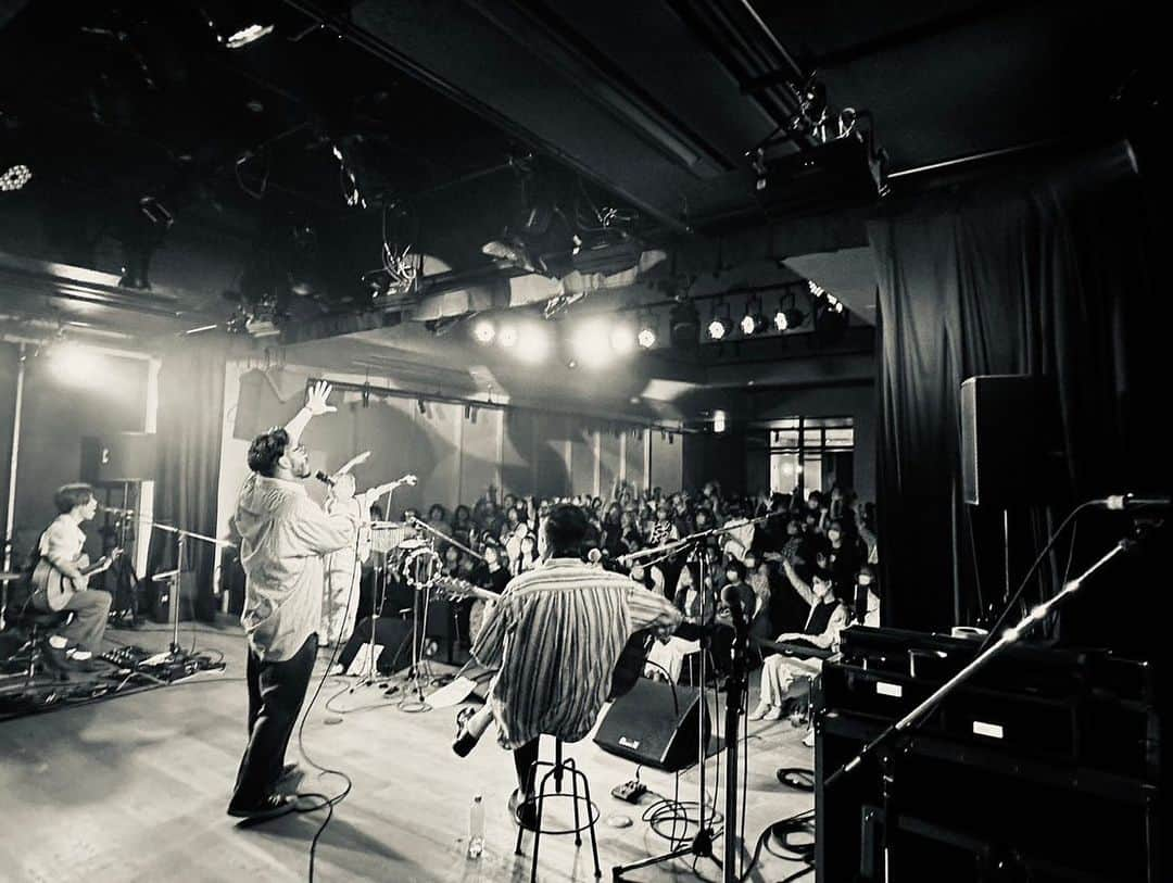 NakamuraEmiさんのインスタグラム写真 - (NakamuraEmiInstagram)「🛹  ＝ LIVE22本目 ＝  2023.6.4 『 下北JUNCTION 』 in 下北沢ADRIFT  私の音楽の根っこを作ってくれる人に出会ってきた場所が偶然下北沢でした。そんなお世話になってる人達が作り上げたイベント、知り合いも多くて私も昼から参加しました。  そして私のステージでは JUNCTIONだからこそ出演されてた方達とも交差しようということで、おむかいで働くダンサーisaちゃん、そして親戚みたいな２人MASSAN×BASHIRYとセッション。  ほぼぶっつけ本番感がある中、二組の凄さ。ほんとかっのよかった。そしてこの日だからこそのセトリでお届けしました。  同じ事務所の先輩、長澤さんのライブは、こんなに空気って声とギターで震えるんだなぁと思ったし、会いたい人たちにも沢山会えました。  ホッシー、もりお、 呼んでくれてありがとう。 そしてきてくれた温かかったお客様、ありがとうございました。  ___________________  Set List  1. BEST 2.雨のように泣いてやれ 3.おむかい with Isa 4.初夏(仮) with MASSAN × BASHIRY 5. YAMABIKO with MASSAN× BASHIRY 6.スケボーマン 7. 投げキッス  Gt.Arr.TM.Prd. @hiroshikawamura_guitar  PA. @kuwakenny @kaneko_takehiro_online  Light もりやさん __________________」6月9日 17時52分 - nou.emi