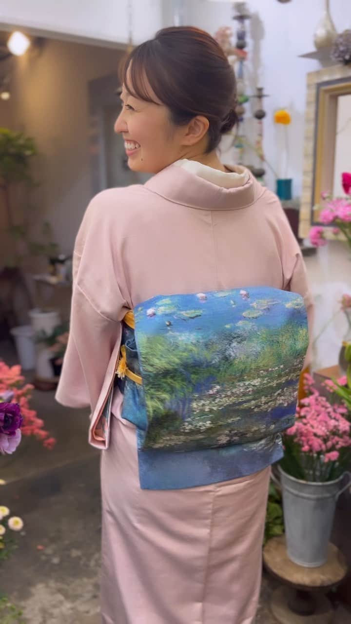 山田友美のインスタグラム：「アート帯作っちゃいました💕モネを背負う💕 詳しくはYouTube見てください😘  https://youtu.be/FBjAyTJ81r4  #art#monet #アート#着物#kimonostyle#買い物 #ショッピング#ご褒美#アナウンサー#kimono」