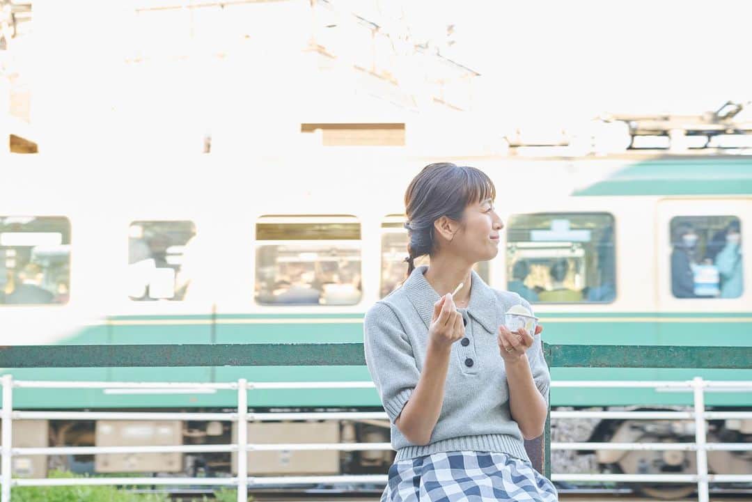 前田有紀のインスタグラム：「「行こう。SHAKAと旅する、鎌倉。」  SHAKA @shaka_footwear より新しく発売されたEX SOLEシリーズを記念して、 この度住まいのある鎌倉のウォーキングコースの１つを監修させていただきました👏  YouTubeがアップされています！SHAKAは見た目がかっこいいだけでなく、砂利道、山道でもガシガシ歩けるのが魅力。  コースの最後に、鎌倉のみんなが大好きなジェラート屋さんのサンティさん　@gelateriasanti  へ。なんと、オーナーの愛子さんがちらっと出演してくれています🥹同じ男子二人のママ友でもあり、経営の悩むことを相談できる仲間でもあり、、、そしてどんどんSANTiを素敵な形で広げていく戦う姿勢を尊敬もしています。 ぜひぜひYouTube見てください！  Hair&makeup : @mii0918  styling : @chinakmm  tops&skirt : @oblekt_jp」