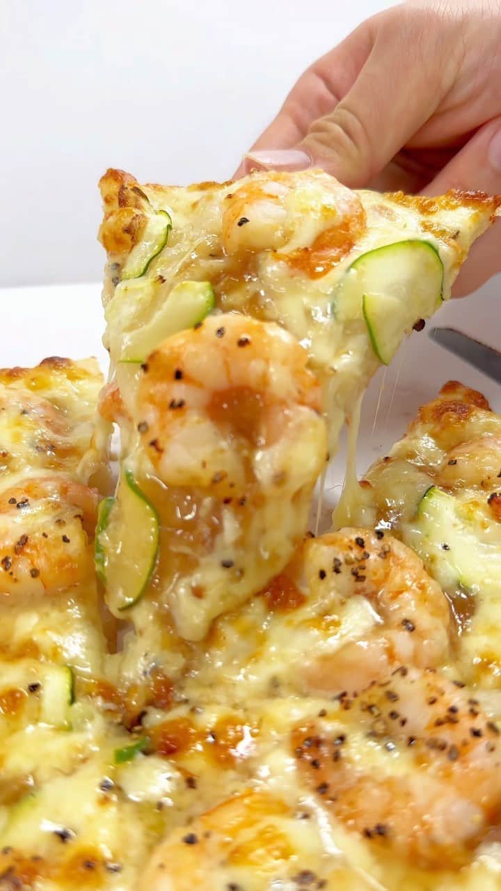 ピザーラのインスタグラム：「【ピザーラが食べたくなったらコメント欄に🍕を書いてね！】  こんばんは！  ピザーラのスタッフに聞いた『好きなピザランキング』で堂々の1位に輝いたのがこの  🦐大海老のガーリックシュリンプ🦐  プリプリの大海老を贅沢にトッピングし ピザーラオリジナルのガーリックソースで香ばしく仕上げた爽やかなピザです🍕  夏にぴったりなこのピザ！ お好みでレモンをかけてお召し上がりください🍋  Pサイズ ¥2,580 -———— ピザーラ公式アカウントでは、PIZZA-LAのお得な最新情報をお届けしています🍕  皆さまもぜひピザーラを食べた際には #ピザーラ#ピザーラお届け のハッシュタグをつけて感想を教えてくださいね✨ お写真をご紹介しちゃうかも？😆 投稿、お待ちしています♪  #ピザ #デリバリー #pizza #deliveryfood #ガーリックシュリンプ #シーフードピザ」