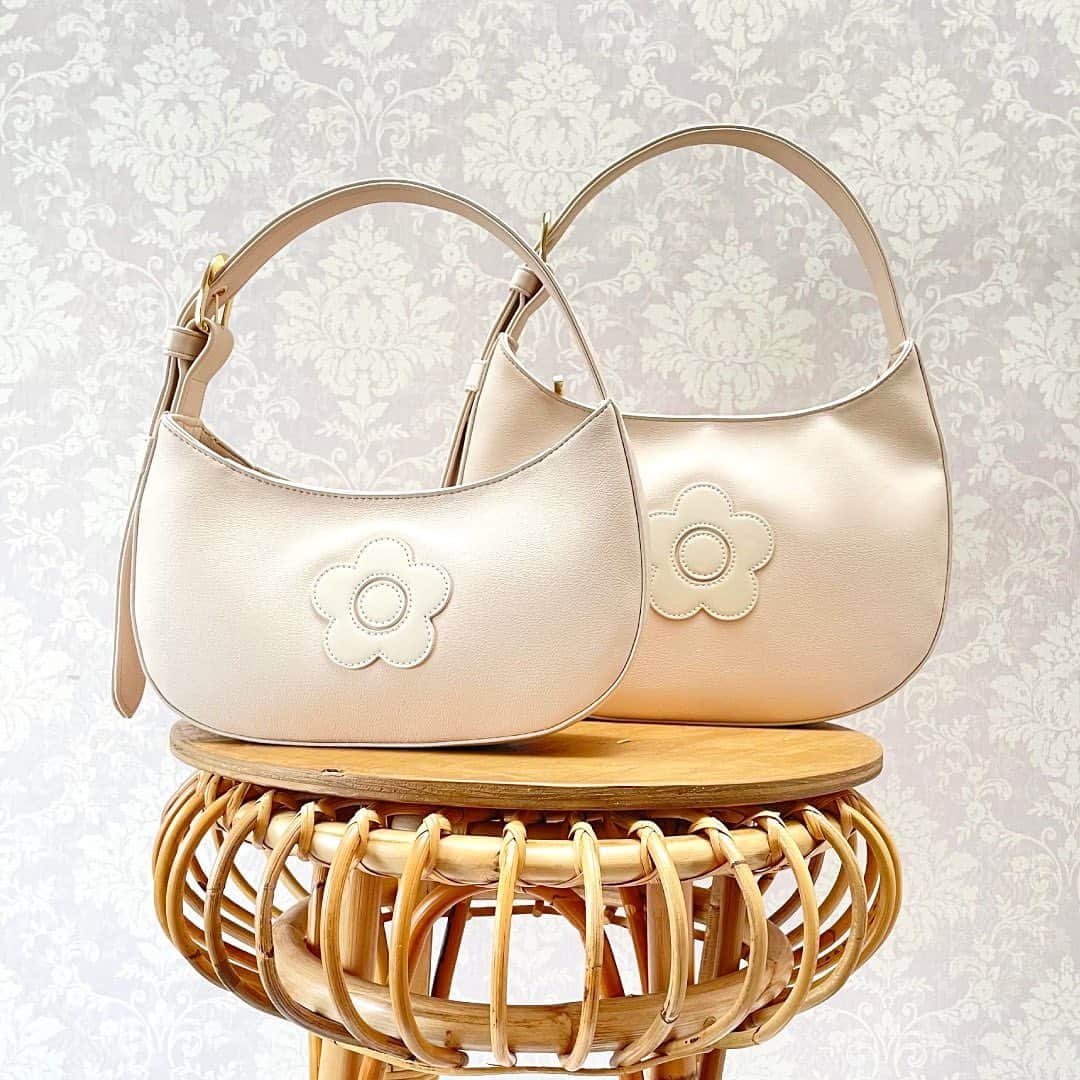 MARY QUANT officialのインスタグラム：「- #ハーフムーンデイジーパッチトート #ハーフムーンデイジーパッチミニトート - #MARYQUANT #FASHION - #マリークヮント #トートバッグ #ショルダーバッグ #ハーフムーンバッグ」