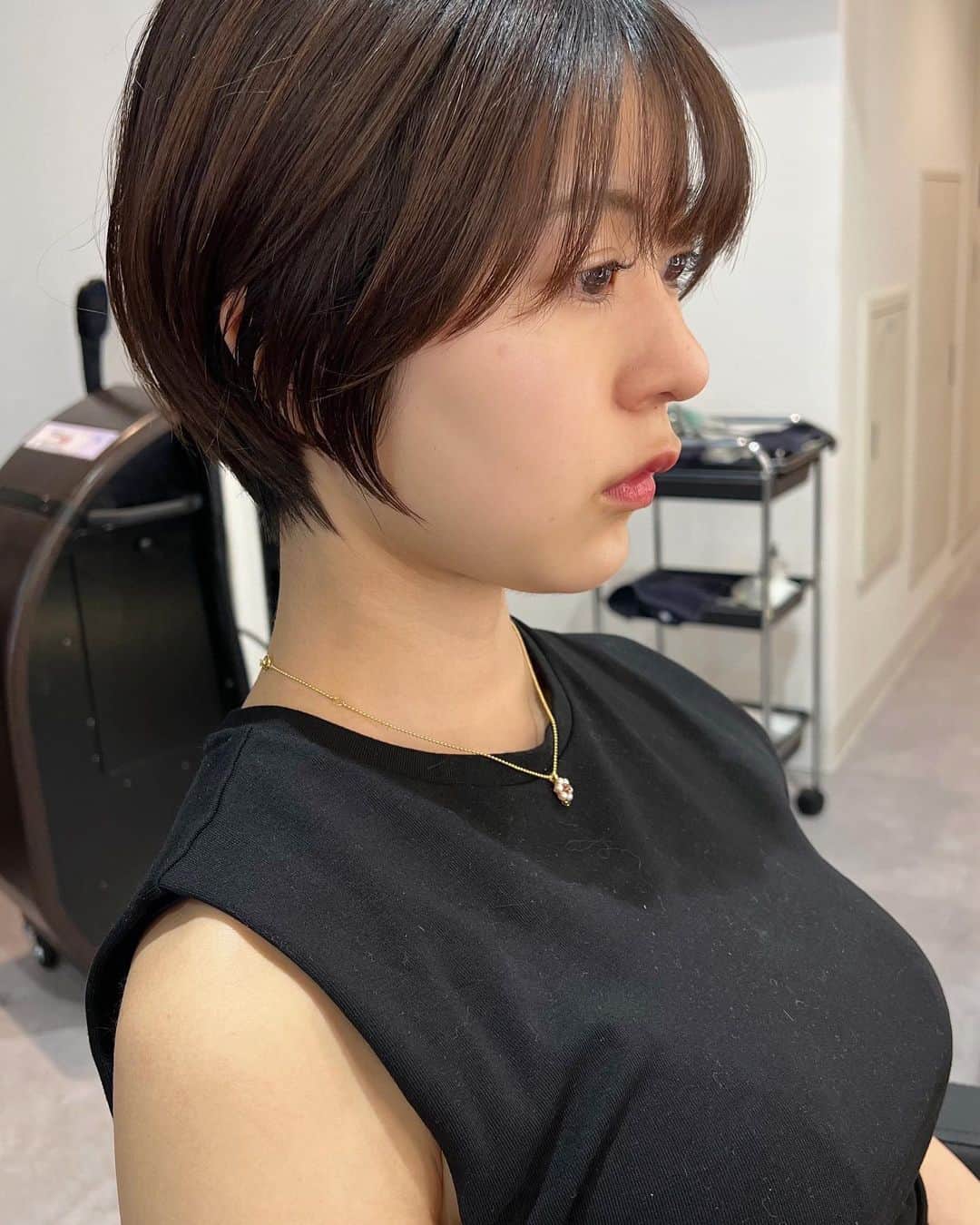 小林由依のインスタグラム：「* 先日カットしてもらった❕ と、その日道端で撮った紫陽花🥹💠 ⁡ ZARAで買ったこのトップスお気に入りです🕊 ⁡ ⁡ ⁡ ⁡ . . . . . ⁡ ⁡ ⁡ #ザラコーデ #ZARAコーデ #ザラ購入品 #ZARA #ザラ #Tシャツコーデ #Tシャツ #黒コーデ #ブラックコーデ #休日コーデ #休日 #まつげパーマ #東京 #tokyo #恵比寿 #ebisu #代官山 #ヘアカット #ヘアサロン #ショートヘア #ショートボブ #サロンモデル #ポートレート #くびれ #横顔 #梅雨 #梅雨コーデ #梅雨入り」