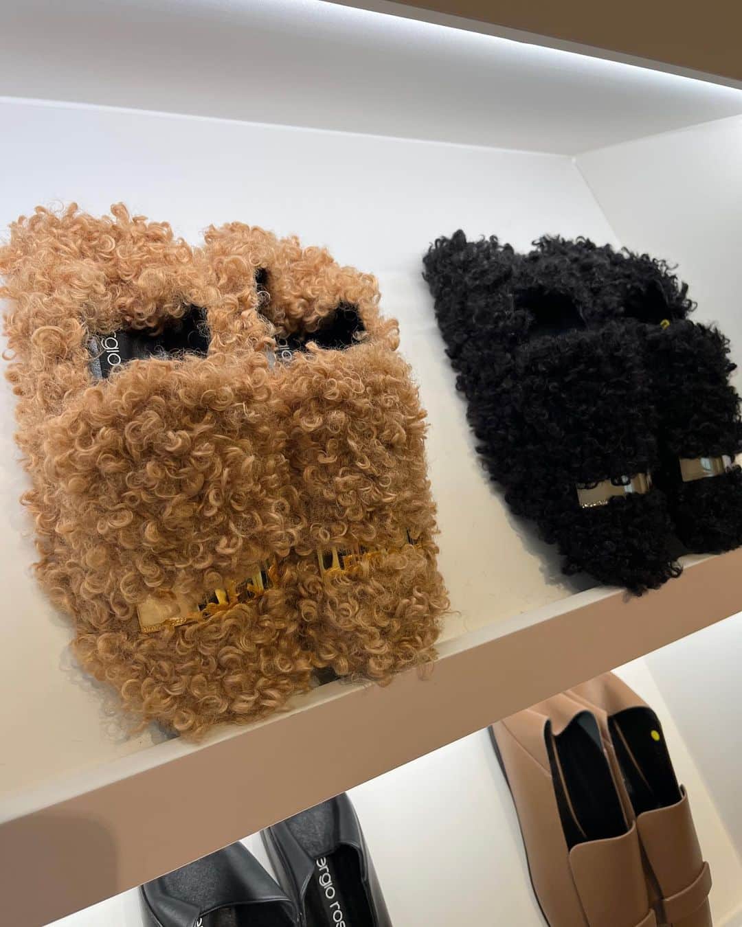 福田葉子のインスタグラム：「ロッシのこのカーリーヘアの子、ドゥロワーの展示会にもいて「プードル🐩」と連呼されてました…。 もこもこ秋冬素材の靴って、どうしてこんなにかわいらしいんでしょう。 アイコンシューズ、sr1はメタルプレートから同色マットレザーにチェンジ、洗練されたこなれ感に。 人と会えるようになり、華やかな場も増えてきて。セルジオ・ロッシの本領発揮の輝かしいヒール靴から、ベーシックなブーツまで完璧なコレクション。 日常が戻ってきたと実感する展示会でした。 #sergiorossi #rossi #shoes #sr1 #2023fw #2023aw #fashion #mode #beautiful #セルジオロッシ　#ロッシ　#靴　#靴好き　#展示会」