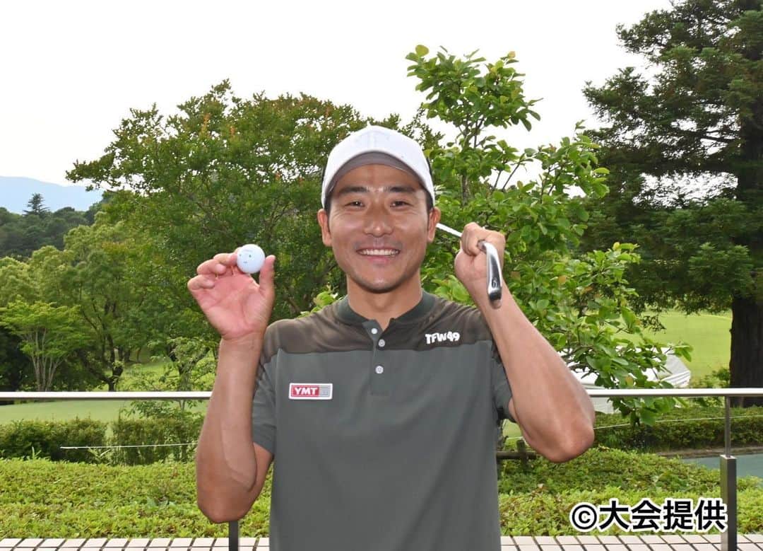  JGTO 男子プロゴルフツアーさんのインスタグラム写真 - ( JGTO 男子プロゴルフツアーInstagram)「『ASO飯塚チャレンジドゴルフトーナメント』第2ラウンド⛳️  竹安俊也が3番ホール（パー5／500ヤード）で見事アルバトロスを達成！😤💪🏻 プライベートで1回、アジアンツアーのQTで1回、日本ツアーでは自身初めての達成です！😆 おめでとうございました❗️🎊㊗️😊👏🏻  @shunyatakeyasu  #jgto #golftournament #男子ゴルフ #aso飯塚チャレンジドゴルフトーナメント #麻生飯塚ゴルフ倶楽部 #アルバトロス #竹安俊也」6月9日 17時59分 - japangolftour