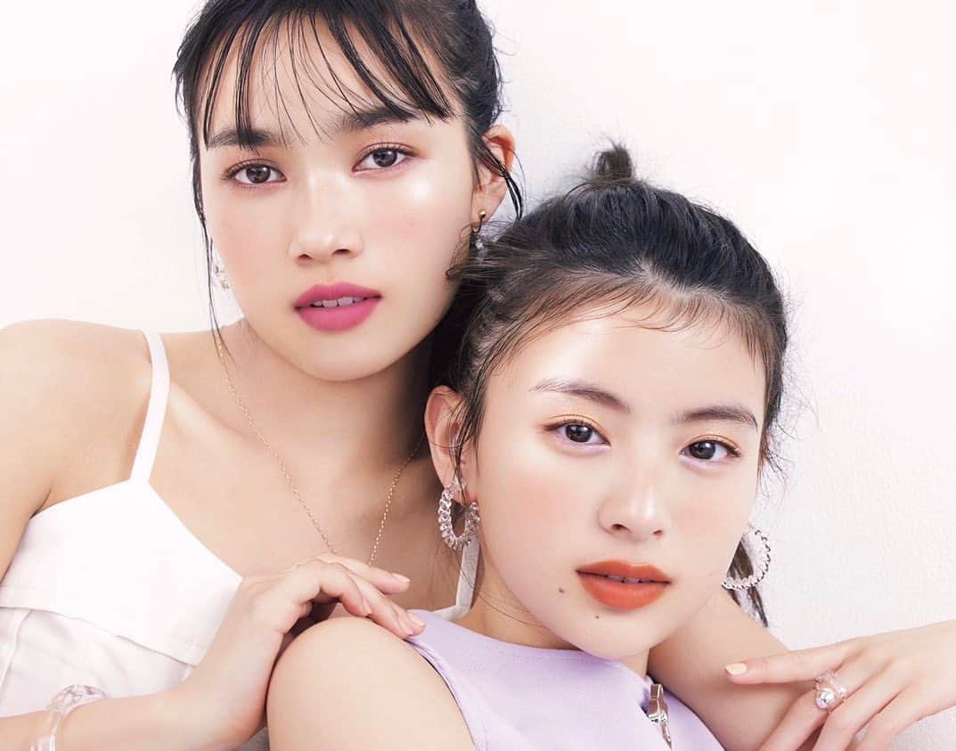 のインスタグラム：「VOCE 7月号みてくれたかなー？🧡🩷 なっちゃんと👍🏻 VOCEの撮影は1人で撮ることが多いから、組みは新鮮で楽かったのじゃーーー‼︎  ✍️ @misaki_kawatsu  📷 @takashi_yoshida_  💄 @tomoe___nakayama  👗 @kaoriricary」