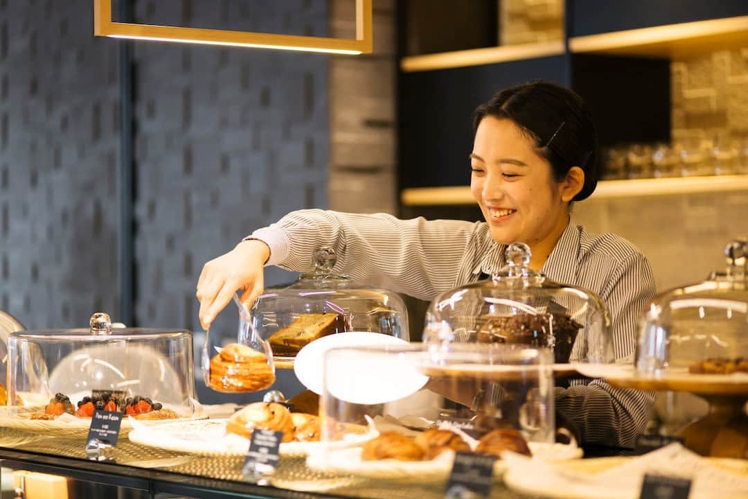 ヒルトン大阪 Hilton Osakaのインスタグラム：「梅雨時期となり、お出かけの計画が立てづらい季節となりましたね☔️  ヒルトン大阪1FのMYPLACE （マイプレイス）カフェ＆バーは、軽食からスイーツ、カクテルやワインなど幅広くお食事とドリンクのメニューをご提供しています。  また、JR・私鉄・地下鉄など計7つの駅から地下街を通じてアクセスできますので、雨の日でもお気軽にご利用いただけます。  詳細は @hiltonosaka ホームページより。  The rainy season has arrived, making it challenging to plan outdoor activities.☔️  MYPLACE CAFE & BAR, located on the first floor of Hilton Osaka, is here to provide you with a delightful culinary experience. We offer a diverse selection of food and drink options, ranging from light snacks and sweets to enticing cocktails and fine wines.  What's more, Hilton Osaka is conveniently accessible via the underground mall, connecting to a total of seven stations, including JR, private railway, and metro stations. So even on a rainy day, you can easily reach us and escape the gloomy weather.  For more details, please visit our website at @hiltonosaka .  === #ヒルトン大阪  #雨の日 #梅雨 #大阪ホテル #カフェバー #ホテルカフェ #大阪カフェ #梅田カフェ #大阪バー」