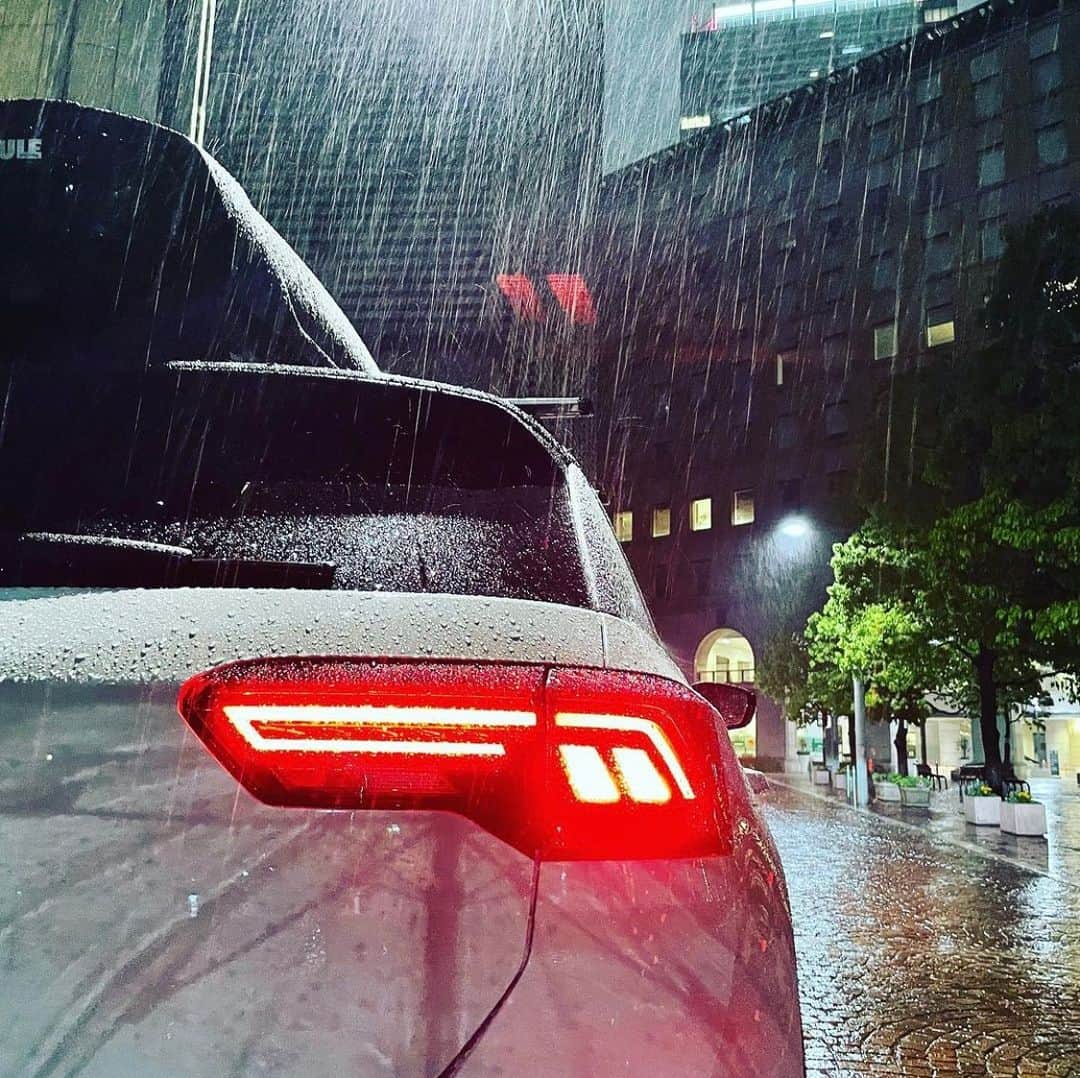 フォルクスワーゲンさんのインスタグラム写真 - (フォルクスワーゲンInstagram)「＼いいね！Volkswagen／  水もしたたる、良いクルマ☔ 晴れの日には見られない、色気のあるT-Roc。 雨の日でもシャッターチャンスは逃さない @i_love_wagenさんのワーゲン愛🚗 アカウント名からも伝わってきます✨  Photo by @i_love_wagenさん  素敵なお写真ありがとうございます✨  本アカウントでは「 #ワーゲン 」のついた写真をシェアさせていただくことがあります。  #フォルクスワーゲン #TRoc #フォルクスワーゲンのある生活 #車好きな人と繋がりたい #梅雨 #雨の似合う車 #Volkswagen #VW #SUV」6月9日 18時00分 - vw_japan