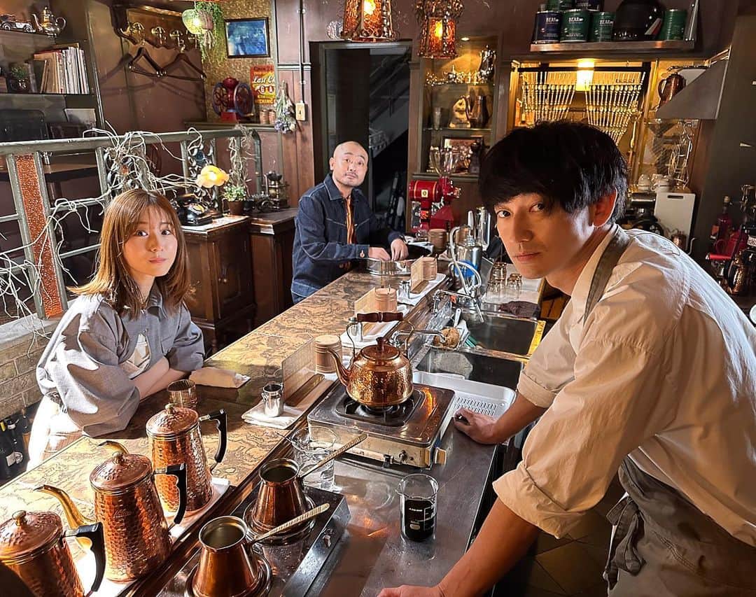 あなたがしてくれなくてものインスタグラム：「． 🫧オフショットをお届け🫧  ９話の撮影現場より 肆を初訪問した楓と 記念写真を📸  #あなたがしてくれなくても #永山瑛太 #田中みな実 #宇野祥平  📣 ９話の #TVer 見逃し無料配信は 　　次回放送まで！ 　　まだの方ももう一度見たい方も 　　お見逃しなく👀✨ 📺１〜３話も変わらず無料配信中 　　プロフィール欄のリンクからチェック！」