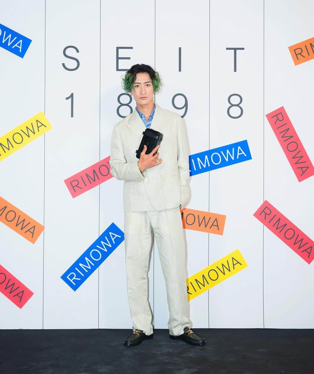 のインスタグラム：「⁡ どーも　岩本照です！！ リモワ125周年アニバーサリー展 『SEIT 1898』に行かせていただきました。 ⁡ RIMOWAの歴史が沢山詰まっていて よりRIMOWAと旅するのが楽しみになりました。 ⁡ イベントは今日から6月18日までやっていますので お時間ある方、興味ある方は是非✈️ ⁡ #RIMOWAseit1898 ⁡ #岩本照 #HikaruIwamoto #SnowMan ⁡ #すのぐらむ」
