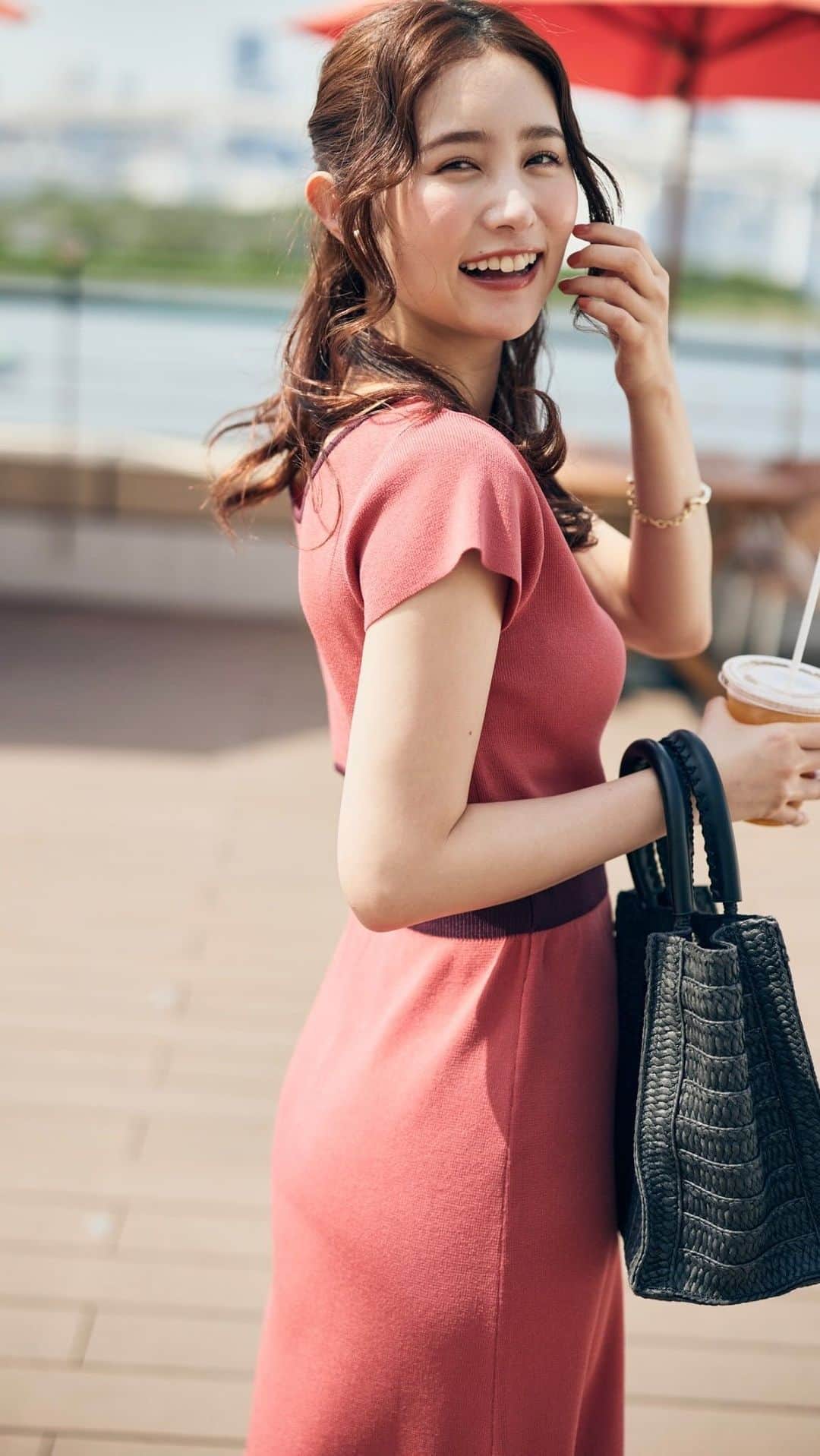 のインスタグラム：「さらっと着れる可愛いワンピ作りました  #まつきコラボ 第2段 撮影オフショットの様子👗 動画での感じ見て参考にしておくれ〜！！  数が限られてますのでGETするならお早めに...♡  予約販売開始6/8〜 店頭販売開始6/19〜  インナーは響かないチューブトップとシームレスパンツ履いてます👏  #コラボワンピース #andemiu #夏ワンピ」