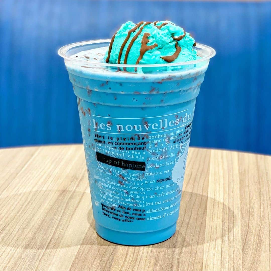のインスタグラム：「🧼チョコミン党のためのインスタ⇒ @usiqlo🧼  【 CAFÉ de CRIÉ ソルベージュ プレミアムチョコミント 】  6/7から今年も発売された @cafedecrie さんの  #ソルベージュチョコミント 🟢  今年で10周年ということで、ミント10倍の  #ソルベージュプレミアムチョコミント が発売されたので そちらを飲んできました！🧊🍃  ✎𓂃𓂃𓂃𓂃𓂃𓂃𓂃𓂃𓂃𓂃𓂃𓂃𓂃𓂃𓂃𓂃𓂃𓂃𓂃𓂃  🍫チョコ感：☆☆☆ 🌿ミント感：☆☆☆+ 😍甘さ：☆☆☆☆  💰税込価格：780円 / Sサイズのみ 🔥カロリー：338kcal  🗾販売場所：全国のCAFÉ de CRIÉ さん【 @cafedecrie 】 🗓販売期間：2023年6月7日(水)〜  ✎𓂃𓂃𓂃𓂃𓂃𓂃𓂃𓂃𓂃𓂃𓂃𓂃𓂃𓂃𓂃𓂃𓂃𓂃𓂃𓂃  通常よりも深みのある青いドリンク🔵 上にのっている緑のミントミルクアイスとのコントラストがいいですね😳  飲んでみると、スーッとするミントミルク！  スーッと感はありますが、辛みや苦みのあるスースーではなく ひんやりが強い感じという印象です🧊  さらに、削りチョコのような細いチョコが混ぜられていて カリカリとして美味しい🍫  甘さはありますが、暑い日にぴったりな ひんやりドリンクでした🧼💨  ✎𓂃𓂃𓂃𓂃𓂃𓂃𓂃𓂃𓂃𓂃𓂃𓂃𓂃𓂃𓂃𓂃𓂃𓂃𓂃𓂃  　　 　　 　　  #チョコミント #カフェドクリエ #cafedecrie   #chocolatemint #ミントチョコ #mintchocolate #mintchocolatechip #チョコレート #チョコミン党  #うしくろくん #민트초코 #민트 #jmt #맛스타그램 #먹스타그램 #도쿄카페 #도쿄여행 #좋아요 #민초단 #薄荷巧克力」