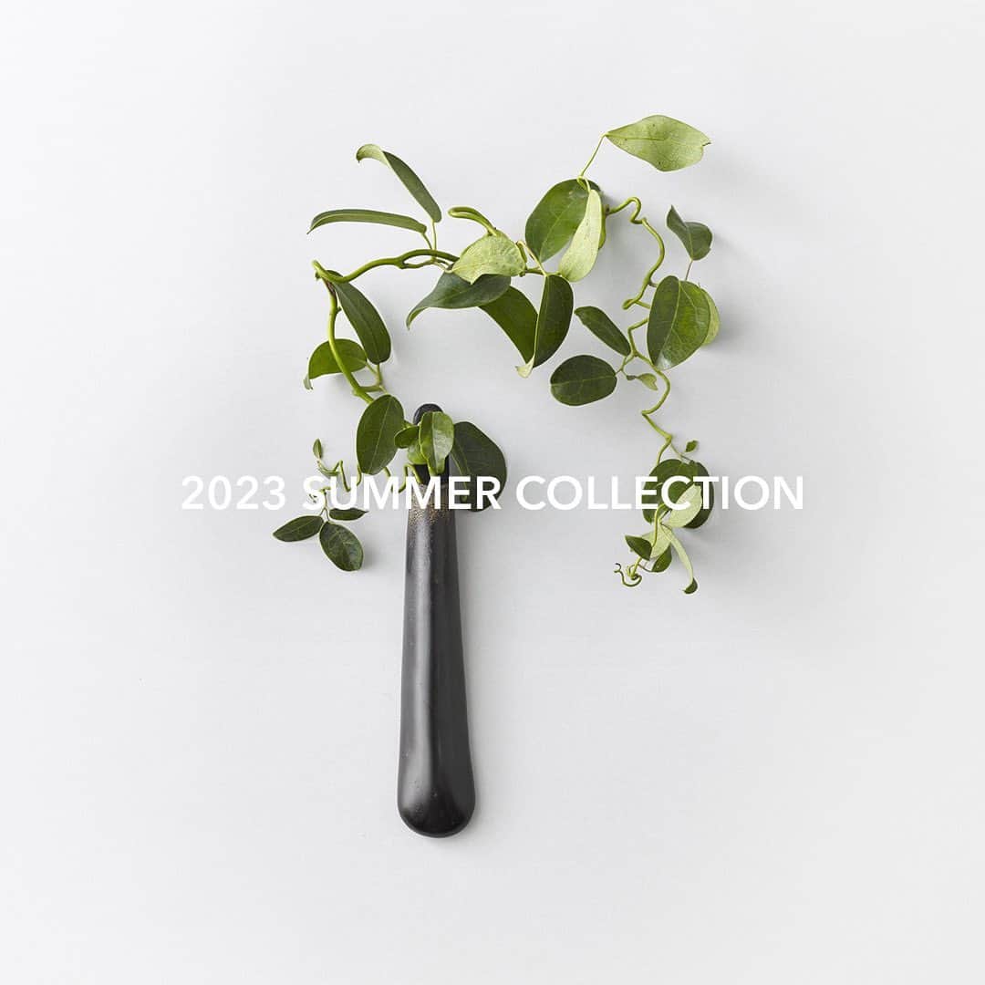 ARTS&SCIENCE official accountさんのインスタグラム写真 - (ARTS&SCIENCE official accountInstagram)「・ 2023 Summer Collection  2023 SSシーズンでは〈Early spring / Spring / Summer〉に分け、それぞれの表現をWEBとSNSでご覧いただきます。  Early Spring Collection、Spring Collectionに続き、今シーズン最後のコレクションとなる「2023 Summer Collection」をWEBサイトで公開しました。どうぞご覧ください。  掲載アイテムの一部は店頭にてご紹介中。その他のアイテムは、A&Sの各ショップに順次並びます。詳しくはショップまでお問い合わせください。  New items from 2023 SS collection will launch at A&S flagship shops every month. Please also take a look at our new releases now available to see online.  @arts_and_science  価格やアイテムの詳細は、WEBサイトにてご覧いただけます。プロフィールのURLからご覧ください。 For more details, tap the link in our bio.  入荷日はアイテムにより異なります。商品についてのお問い合わせは店舗、またはWEBサイトのコンタクトフォームよりご連絡ください。 Launch dates will vary per item. For item requests and direct mail orders, please contact our shops directly or use our contact form from our official web page.  #artsandscience #artsandscienceaoyama #artsandsciencemarunouchi #andshopaoyama #overthecounterbyartsandscience #downthestairs #artsandsciencekyoto #andshopkyoto #hinartsandscience #artsandsciencedaikanyama #artsandsciencefukuoka #安齋賢太 #dubstract」6月9日 18時00分 - arts_and_science