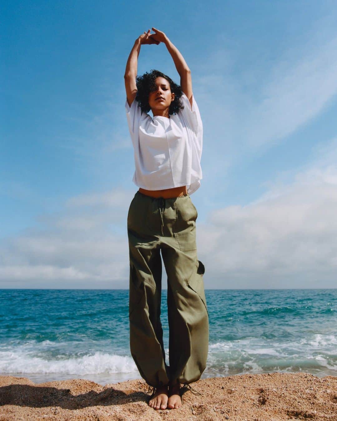 ARKETさんのインスタグラム写真 - (ARKETInstagram)「Relaxed trousers made from a lyocell blend styled with drawstring at waist and at bottom hem. Legs with cut-and-sewn details and slanted pockets with flaps. Styled here with our Relaxed T-shirt 🔎 1181883-001. Explore the full edit: link in bio. - #ARKET」6月9日 18時01分 - arketofficial