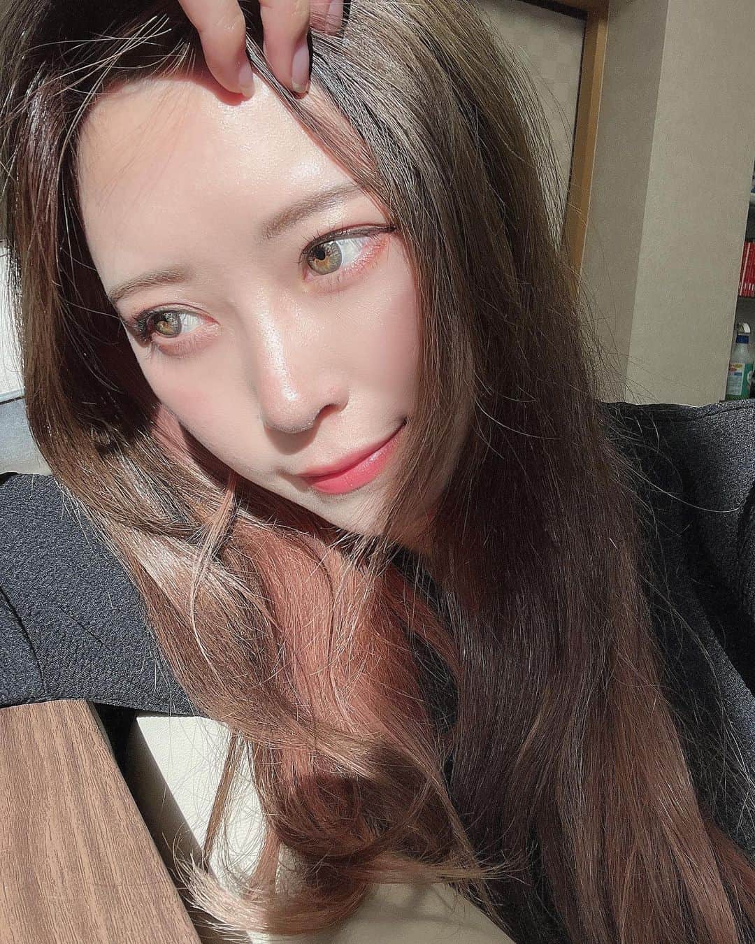のインスタグラム：「🩶  日々の学びや今学びたいと思える事が あるって充実してるなぁって思う😌  何歳なっても色んな事を 吸収して毎年違った自分でありたいなぁ✌🏾  みんなの学びたい事、挑戦してみたい事 教えて🤭🤭??  周りにそういった存在がいると モチベーション上がるよね🗣  現在夫婦で資格取得中📖✍🏻   #ネイリスト  #資格取得中」