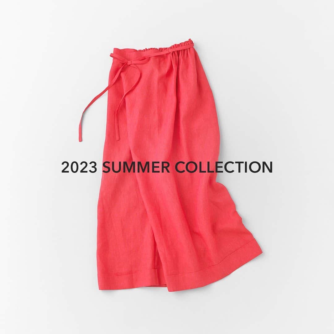 ARTS&SCIENCE official accountさんのインスタグラム写真 - (ARTS&SCIENCE official accountInstagram)「・ 2023 Summer Collection  2023 SSシーズンでは〈Early spring / Spring / Summer〉に分け、それぞれの表現をWEBとSNSでご覧いただきます。  Early Spring Collection、Spring Collectionに続き、今シーズン最後のコレクションとなる「2023 Summer Collection」をWEBサイトで公開しました。どうぞご覧ください。  掲載アイテムの一部は店頭にてご紹介中。その他のアイテムは、A&Sの各ショップに順次並びます。詳しくはショップまでお問い合わせください。  New items from 2023 SS collection will launch at A&S flagship shops every month. Please also take a look at our new releases now available to see online.  @arts_and_science  価格やアイテムの詳細は、WEBサイトにてご覧いただけます。プロフィールのURLからご覧ください。 For more details, tap the link in our bio.  入荷日はアイテムにより異なります。商品についてのお問い合わせは店舗、またはWEBサイトのコンタクトフォームよりご連絡ください。 Launch dates will vary per item. For item requests and direct mail orders, please contact our shops directly or use our contact form from our official web page.  #artsandscience #artsandscienceaoyama #artsandsciencemarunouchi #andshopaoyama #overthecounterbyartsandscience #downthestairs #artsandsciencekyoto #andshopkyoto #hinartsandscience #artsandsciencedaikanyama #artsandsciencefukuoka #danielagregis #judygeib #yaliglass #kitaworks」6月9日 18時01分 - arts_and_science