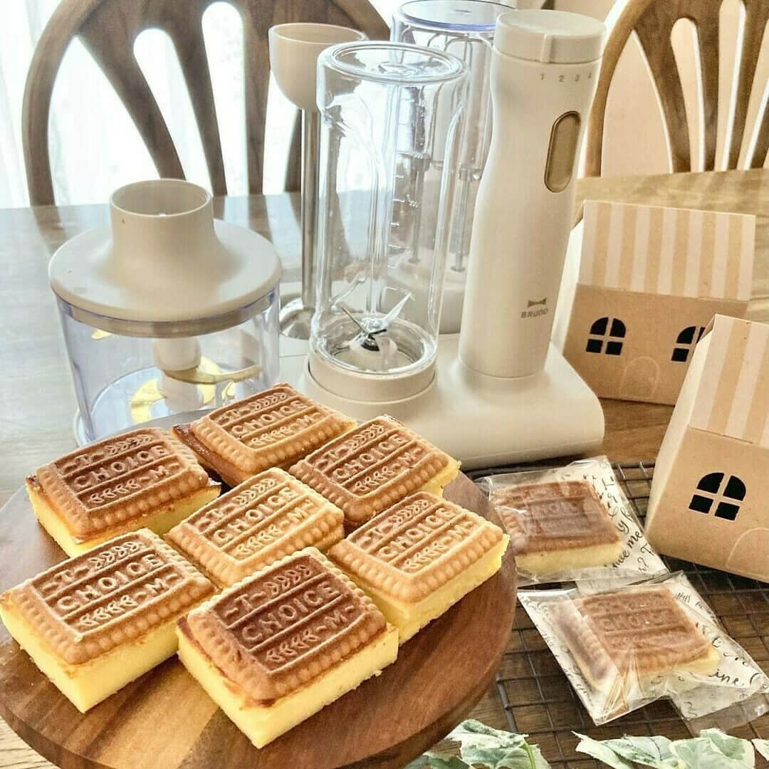 BRUNOのインスタグラム：「＼ ビスケットチーズケーキ☻ ／  可愛すぎる！差し入れギフトにもぴったりな、 スタンドハンディブレンダーを使った 『ビスケットベイクドチーズケーキ』のレシピをご紹介！  #BRUNOサポーターズ @samanthaskitchen1010 さん 素敵な投稿ありがとうございます♩ --- 🧀🧀🧀🧀レシピ🧀🧀🧀🧀 ビスケットベイクドチーズケーキ 18㌢のスクエア型を使用。 ＊ クリームチーズ200g グラニュー糖100g 生クリーム200cc 薄力粉大さじ4〜5 卵2個 レモン汁大さじ1 ビスケット9枚 ＊ ❶材料を全てフードプロセッサー（チョッパー）に入れて撹拌する。 ❷型にベイクドチーズケーキの生地を流しこんで180度に余熱したオーブンで25分焼く。 ❸上にビスケットをのせて、さらに20分焼く。 ❹一晩冷蔵庫に入れて冷やす。 ❺9等分に切り分けていただきます♬ ---  下準備や混ぜる作業が大変なお菓子作りも、ブレンダーがあればワンタッチで簡単＆時短に！ 難しい工程も手間なく、ブレンダーにお任せできますよ◎  ファンサイト「BRUNOがある暮らし」では スタンドハンディブレンダーを使ったレシピを多数公開中！ @bruno_enjoy のプロフィールURL公式ファンサイトからチェックしてね☻  #BRUNO #ブルーノ #BRUNOがある暮らし #おうちでBRUNO #インテリア #暮らしを楽しむ #日々の暮らし #日々のこと #おうち時間 #インテリアコーディネート #食卓 #ホームパーティ #スタンドハンディブレンダー #ブレンダー #BRUNOスタンドハンディブレンダー #ベイクドチーズケーキ #チーズケーキ #キッチン家電 #スイーツ女子 #おうちごはん #おうちカフェ #家電 #チーズケーキレシピ #おうちカフェ部 #スイーツレシピ #スイーツ作り #手作りスイーツ #簡単レシピ #スイーツ好きな人と繋がりたい」