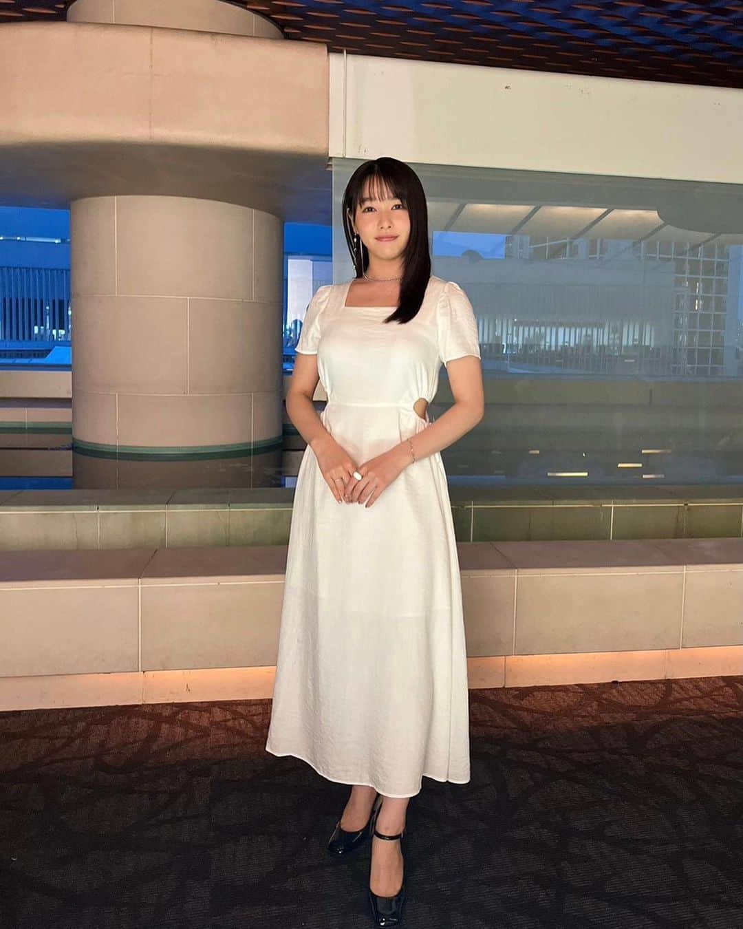 桜井日奈子さんのインスタグラム写真 - (桜井日奈子Instagram)「昨日は映画「魔女の香水」完成披露試写会でした  久しぶりにキャストの皆さんとお会いできて、撮影当時の記憶が蘇りました☺️  衣装 hoes... @sergiorossi  earrings... @blueta1handmade necklace... @gyelep rings... @miyunakamura.jewelry  #魔女の香水」6月9日 18時12分 - sakurai.hinako_official