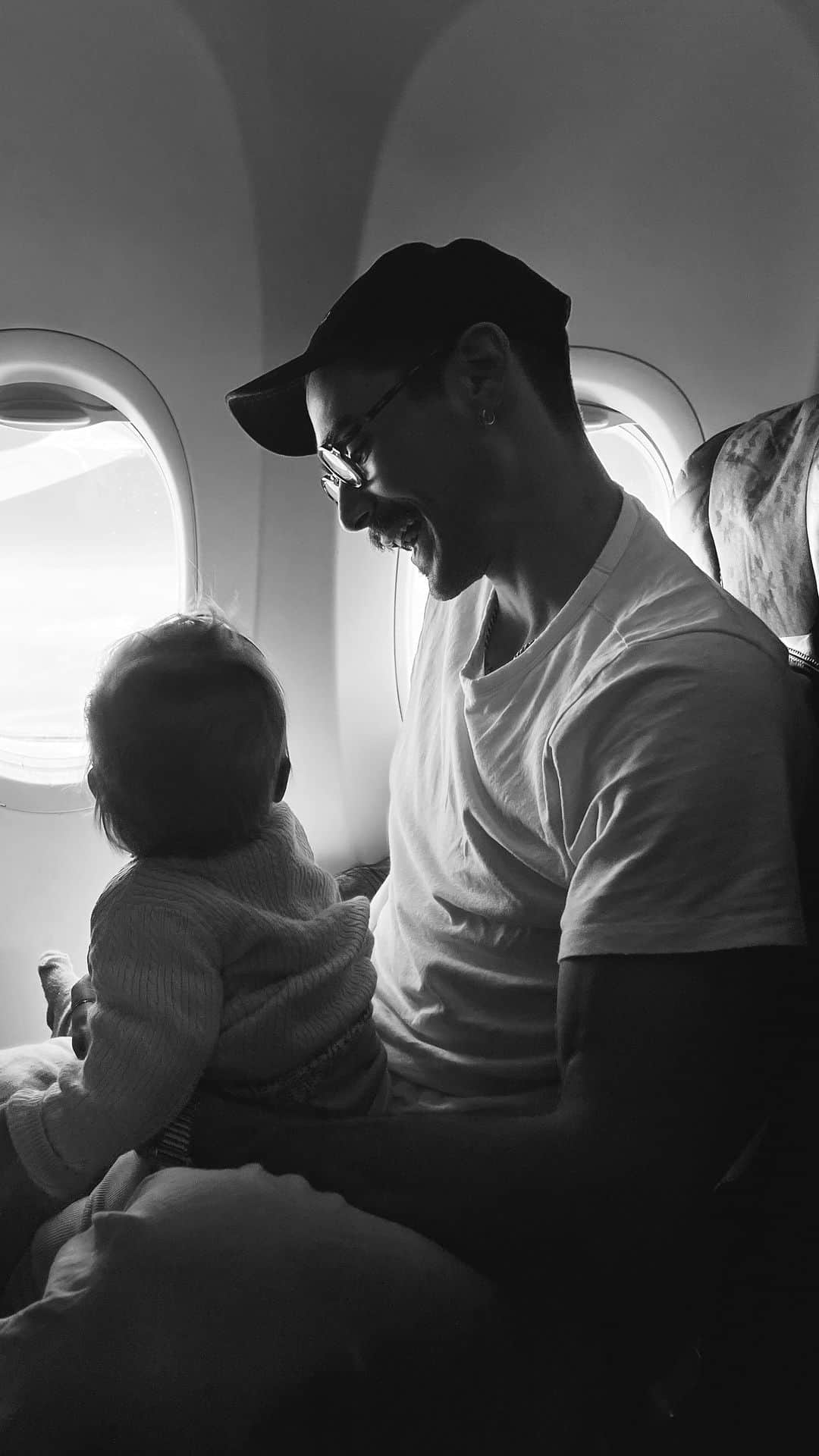 NICOLAS SIMOESのインスタグラム：「Taking off for the first time together 🤍🥺」