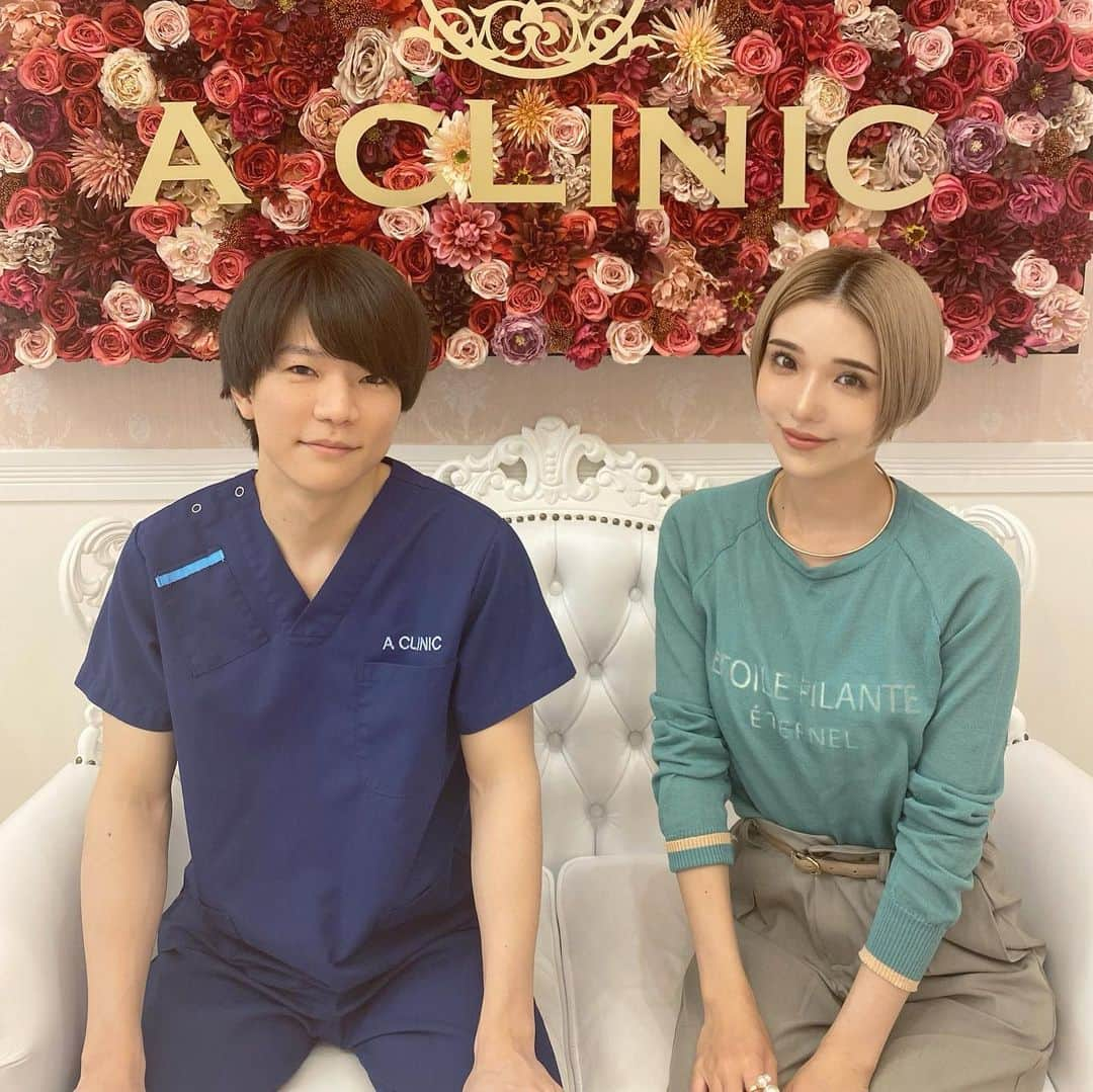 マリカさんのインスタグラム写真 - (マリカInstagram)「@a_clinic_osaka で 1day小顔脂肪吸引を受けて しばらく経ちましたー！  1番変化があったのは 口元✨🫶ほうれい線や 頬のもたついたお肉( ´•̥̥̥ω•̥̥̥`) これが日に日に薄っらしてきて このさきまだまだ 腫れ落ち着いてくるから たのしみです😊  気になる術中の痛みは 眠ってるうちに おわりました🤣 麻酔のチクッとする一瞬でした. さすがです🫣 痛みに弱い私ですが 前回 @aclinic_takubo 田窪先生に していただいて 痛みもなく綺麗だったので やはり先生にお願いして 本当によかったです🥺🙏  わたしみたいにフェイスラインが 気になる方、頬にお肉がある方、 ぜひおすすめです✨✨🫡  実スマイルリップも きになってます🫣 人中が長いのが気になるから 気になってます✨  また１ヶ月後の経過を 次は載せますね🧸  ￣￣￣￣￣￣￣￣￣￣￣￣￣￣  #aclinic #aクリニック #エークリニック #aclinic銀座 #aclinic横浜 #aclinic新宿 #aclinic池袋 #aclinic名古屋 #aclinic大阪 #aclinic福岡 #aclinic仙台 #美容外科 #美容皮膚科  #1day小顔脂肪吸引 #1day小顔 #脂肪吸引 #小顔 #美肌 #二重あご #フェイスライン  #糸リフト #aスレッド #顔痩せ #部分やせ #小顔整形 #小顔になりたい #横顔美人 #田窪堅志郎 ￣￣￣￣￣￣￣￣￣￣￣￣￣￣」6月9日 18時05分 - marika_h1127