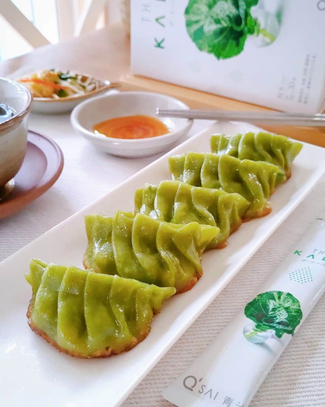 kyusai_kale_officialのインスタグラム：「餃子大好き！という方はコメントに「🥟」で教えてください！  「ザ・ケール」入りの自家製の皮でつくった焼き餃子🥟🥬  きれいな緑色が食欲をそそりますね！  これなら野菜が苦手なお子さまにもしっかり栄養を摂ってもらえそうですね🥰  休日に家族で一緒に作ってみるのも楽しいかも♬  Photo by @623nao.co.jp  --------------------------------------------------- キューサイ【ケール・青汁】公式アカウントです🥬  ケールを使ったオリジナルレシピやヘルス&ビューティーケア情報をお届けしています✨  キューサイのケールや青汁を使った際は #ザケール #キューサイ をつけて投稿してみてくださいね！ ご紹介させていただくかもしれません🎵  豪華キャンペーンが当たるキャンペーン開催中🎁 詳しくはピン留め投稿をチェック✨ --------------------------------------------------- #キューサイ #qsai #ケール #ケールワーク #スーパーフード #kale #青汁 #健康生活 #ウェルエイジング #セルフケア #青汁レシピ #健康レシピ #健康ごはん #アレンジレシピ #ヘルシーレシピ #ヘルシーごはん #ヘルシー生活 #簡単レシピ #簡単おやつ #からだにやさしいごはん #丁寧な暮らし #料理好きな人と繋がりたい #美容好きな人と繋がりたい #健康的な食事 #手作り餃子 #餃子好き #今日の献立 #子どもと一緒に」