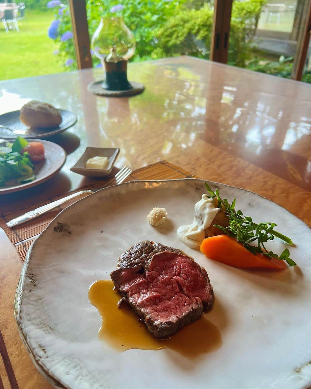 のインスタグラム：「「ローストビーフの店鎌倉山」本店🍴Restaurant of the roast beef in Kamakura, "Kamakurayama" ⁡ 二子玉川の店舗へしか行った事がなかったので 足を伸ばして鎌倉の本店へ。 ⁡ 重厚感があり広々としていて 落ち着いた雰囲気の空間でした。 ⁡ 近頃受けた遺伝子検査で「脂質の摂りすぎに注意」との 結果が出た為私はロースでなく初ヒレ肉のローストビーフ。 ⁡  しかしどちらにせよ美味しい✨😋  ⁡ ⁡  ⁡ #鎌倉グルメ#鎌倉観光#鎌倉ランチ#ローストビーフ#グルメ好きな人と繋がりたい #ilovejapan #kamakura #kamakurajapan #trip #国内旅行 #japanese#japantravel #trip#tripgram  ⁡#旅游#여행스냅」