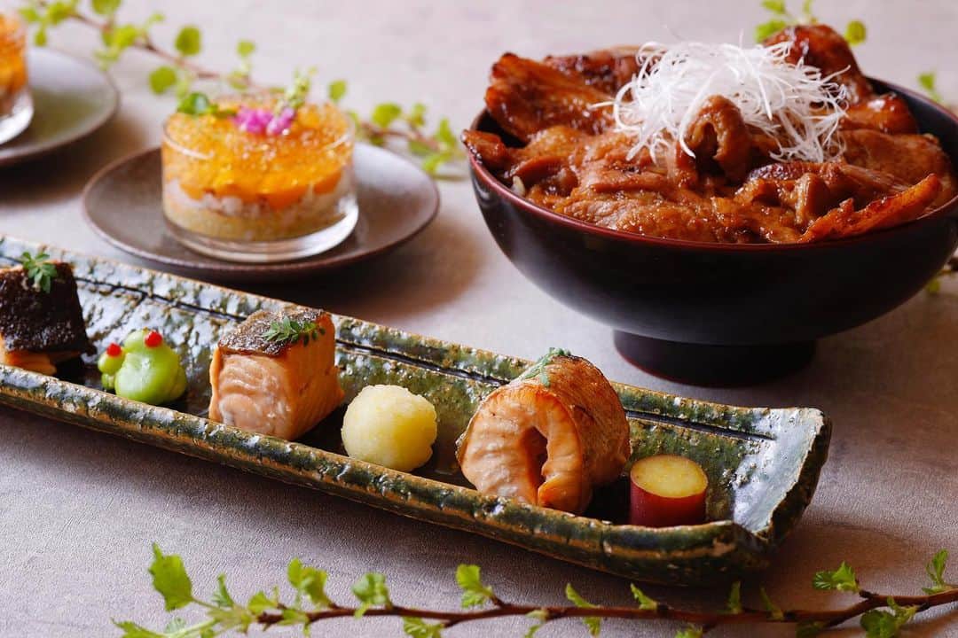THE WESTIN TOKYO | ウェスティンホテル東京さんのインスタグラム写真 - (THE WESTIN TOKYO | ウェスティンホテル東京Instagram)「日本料理「舞」では、6月30日（金）までの期間限定で「北海道フェア」を開催✨ 北海道から直送された食材をふんだんにつかった料理の数々で北の大地の恵みを心ゆくまでをお楽しみください。 13種類の海鮮を贅沢に盛り付けた『プレミアム海鮮丼』や、 北海道帯広市の郷土料理を上質な豚肉と舞特製のタレで作る『北海道豚丼』の他、時知らずや毛蟹、雲丹など北海道産食材の魅力を楽しむアラカルトもご用意します。  詳細はプロフィールのリンク🔗より    Known as Japan’s culinary treasure trove, Hokkaido is home to some of best seafood and fresh produce in the country.  For June only, join us at Mai and indulge in a line-up of irresistible delicacies from northern Japan showcasing the best of the season – highlights include the Hokkaido Seafood Donburi Rice Bowl set prepared with 13 types of ocean-licious delights, and the aromatic charcoal-grilled Hokkaido Pork Donburi Rice Bowl set which is the iconic staple from the town of Obihiro.   Make your reservation now via our bio link🔗     #ウェスティンホテル東京 #ウェスティン #ホテル #日本 #東京 #北海道 #海鮮 #鮨 #すし #海鮮丼 #刺身 #ホテルランチ #ホテルディナー #グルメ #北海道豚丼 #TheWestinTokyo #WestinTokyo #westinhotel #thewestintokyo #westin #hokkaido #seafood #sushi #sashimi #hotel」6月9日 18時13分 - westintokyo