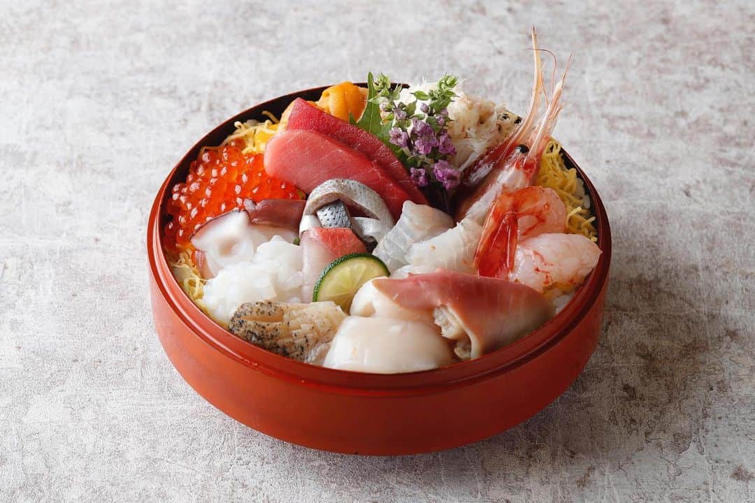 THE WESTIN TOKYO | ウェスティンホテル東京さんのインスタグラム写真 - (THE WESTIN TOKYO | ウェスティンホテル東京Instagram)「日本料理「舞」では、6月30日（金）までの期間限定で「北海道フェア」を開催✨ 北海道から直送された食材をふんだんにつかった料理の数々で北の大地の恵みを心ゆくまでをお楽しみください。 13種類の海鮮を贅沢に盛り付けた『プレミアム海鮮丼』や、 北海道帯広市の郷土料理を上質な豚肉と舞特製のタレで作る『北海道豚丼』の他、時知らずや毛蟹、雲丹など北海道産食材の魅力を楽しむアラカルトもご用意します。  詳細はプロフィールのリンク🔗より    Known as Japan’s culinary treasure trove, Hokkaido is home to some of best seafood and fresh produce in the country.  For June only, join us at Mai and indulge in a line-up of irresistible delicacies from northern Japan showcasing the best of the season – highlights include the Hokkaido Seafood Donburi Rice Bowl set prepared with 13 types of ocean-licious delights, and the aromatic charcoal-grilled Hokkaido Pork Donburi Rice Bowl set which is the iconic staple from the town of Obihiro.   Make your reservation now via our bio link🔗     #ウェスティンホテル東京 #ウェスティン #ホテル #日本 #東京 #北海道 #海鮮 #鮨 #すし #海鮮丼 #刺身 #ホテルランチ #ホテルディナー #グルメ #北海道豚丼 #TheWestinTokyo #WestinTokyo #westinhotel #thewestintokyo #westin #hokkaido #seafood #sushi #sashimi #hotel」6月9日 18時13分 - westintokyo