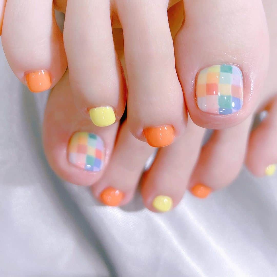なかやまちえこのインスタグラム：「カラフルなチェックネイル💅⠀ ⠀ @terachan0804 ちゃん⠀ デザインイメージお伝えいただいて❕⠀ ⠀ #nail #nails #nailart #ネイル #美甲 #ネイルアート  #japanesenailart #manucure #japanesenails #manicurist #gelnails #أظافر #네일아트 #미용  #เพ้นท์เล็บ #artedeuñas #เพ้นท์เล็บเจล #ジェルネイルデザイン #ネイルデザイン #nagelkunst #大人ネイル #大人カラフル @aby_sharenail」
