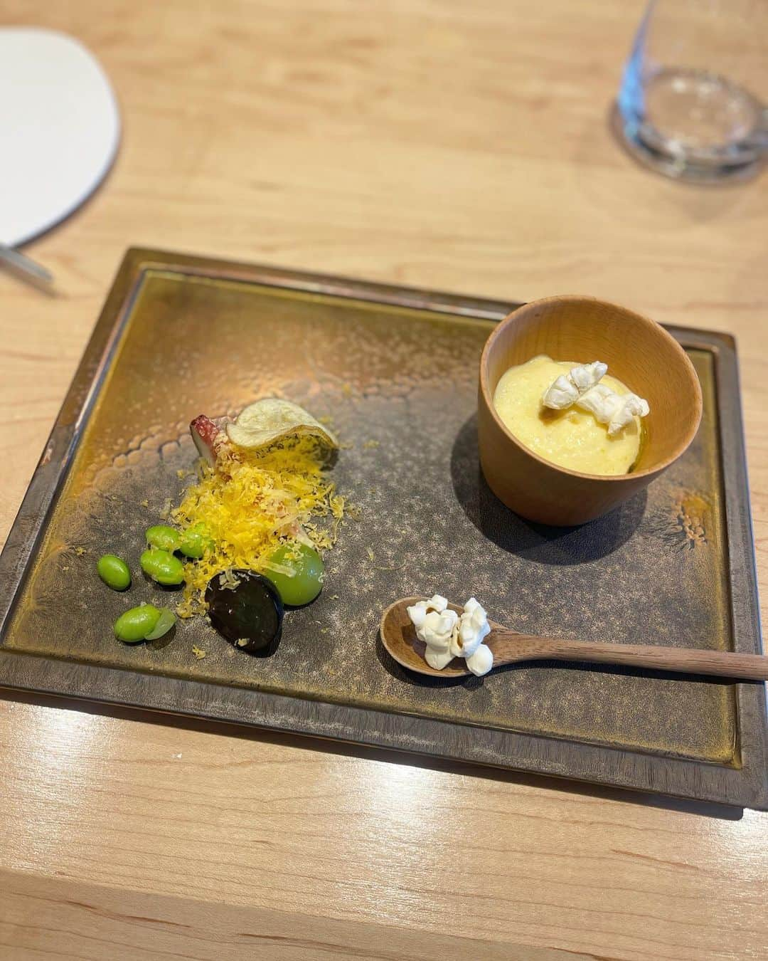 越馬千春さんのインスタグラム写真 - (越馬千春Instagram)「.  @restaurant.toyo.tokyo で @watanabe_mayuko とランチ🍽️🩷 季節の素材を使ったコースで大満足でした。　  男の子兄弟ママ同士、共感できる部分が沢山で話が盛り上がりすぎた✨😍 素敵なお祝いをありがとう🎁  @uju.nail.room  @risa.ujunail  でハンドネイル新しくしました💐🥰 雰囲気だけ伝えてりささんにお任せしました✨お気に入り❣️ #ネイル #nail #ジェルネイル #ネイルサロン#💅#ujunail#代々木上原ネイル#代々木上原#footnail#ハンドネイル #restauranttoyotokyo#toyotokyo #日比谷#日比谷ランチ#日比谷ミッドタウン#フレンチ#日比谷フレンチ#ランチ#lunch#Ichiharukoshiba_restaurant #誕生日#お誕生日#happybirthday」6月9日 18時14分 - chiharukoshiba