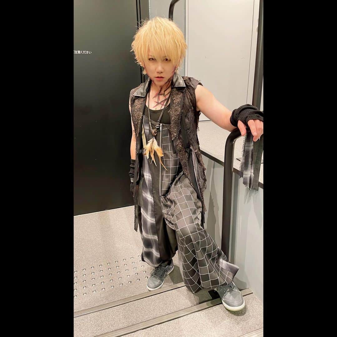 YOMIさんのインスタグラム写真 - (YOMIInstagram)「2023.6.9 Zepp Shinjuku RUKAさんBDライヴ🎂 宜しく🔥 #nightmare #NIGHTMARE #ナイトメア #バンド #zeppsinjuku #首に #RUKAって書いてあります」6月9日 18時16分 - nightmare.yomi