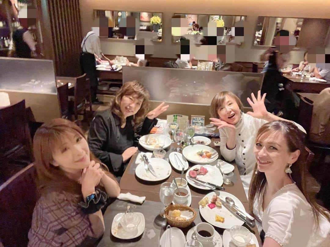 奈美悦子さんのインスタグラム写真 - (奈美悦子Instagram)「バルバッコアグリル青山店！ お肉は勿論野菜が凄く美味しい。野菜食べ過ぎてお肉あまり食べられない😅でもデザートは大好きなプリンは をしっかり頂きました🍮#青山 #青山ディナー #野菜 #前菜 #前菜盛り合わせ #パイナップル #焼きパイナップル  #肉料理 #デザート #デザートビュッフェ #プリン好き #仲良し #美味しい #楽しい」6月9日 18時19分 - nami.etsuko