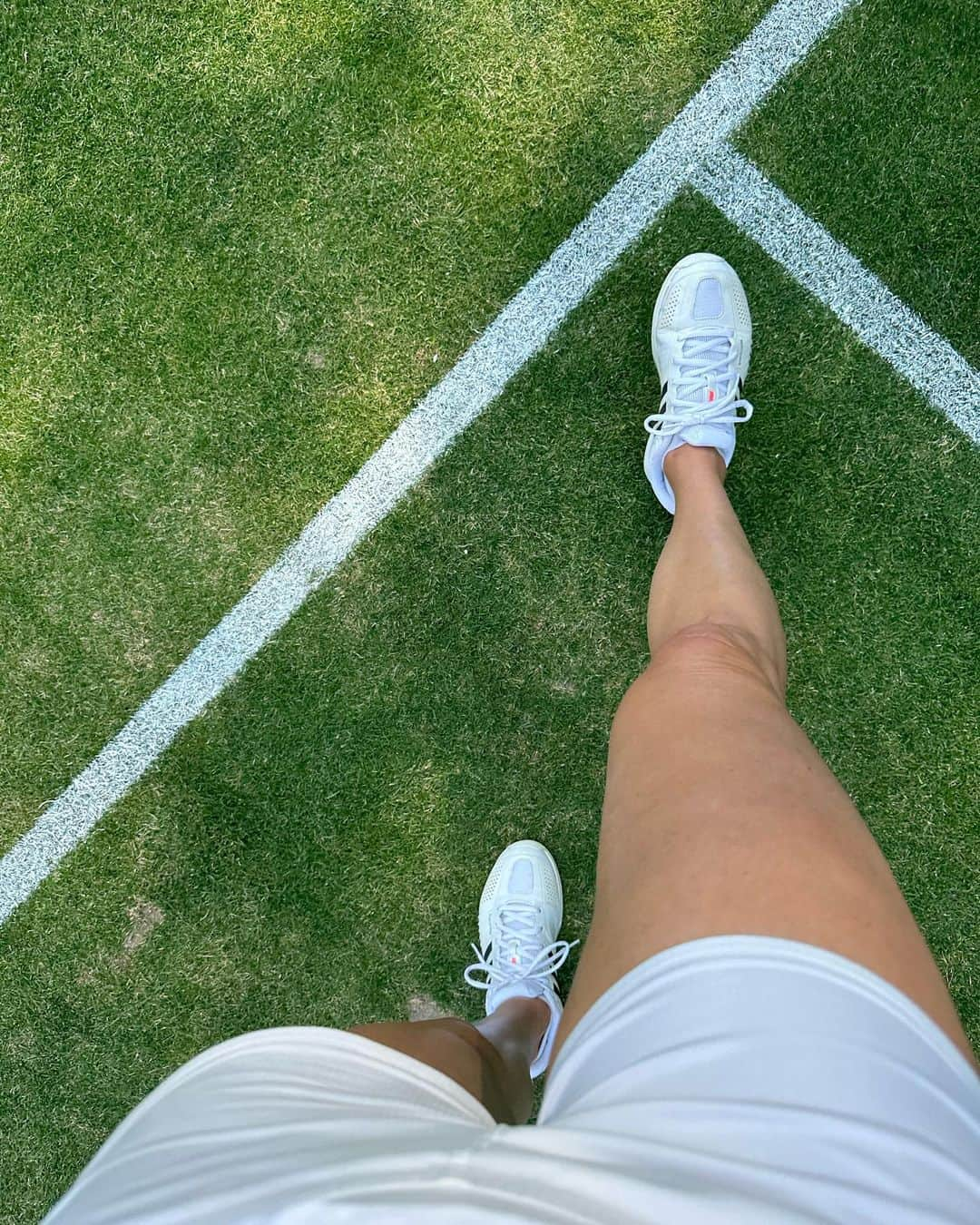 アリゼ・リムさんのインスタグラム写真 - (アリゼ・リムInstagram)「Morning hit on the grass 🌱💚🤍  Forgot how fun it was + how low you had to be on the legs + how much it made me sneeze I😅」6月9日 18時29分 - alizelim