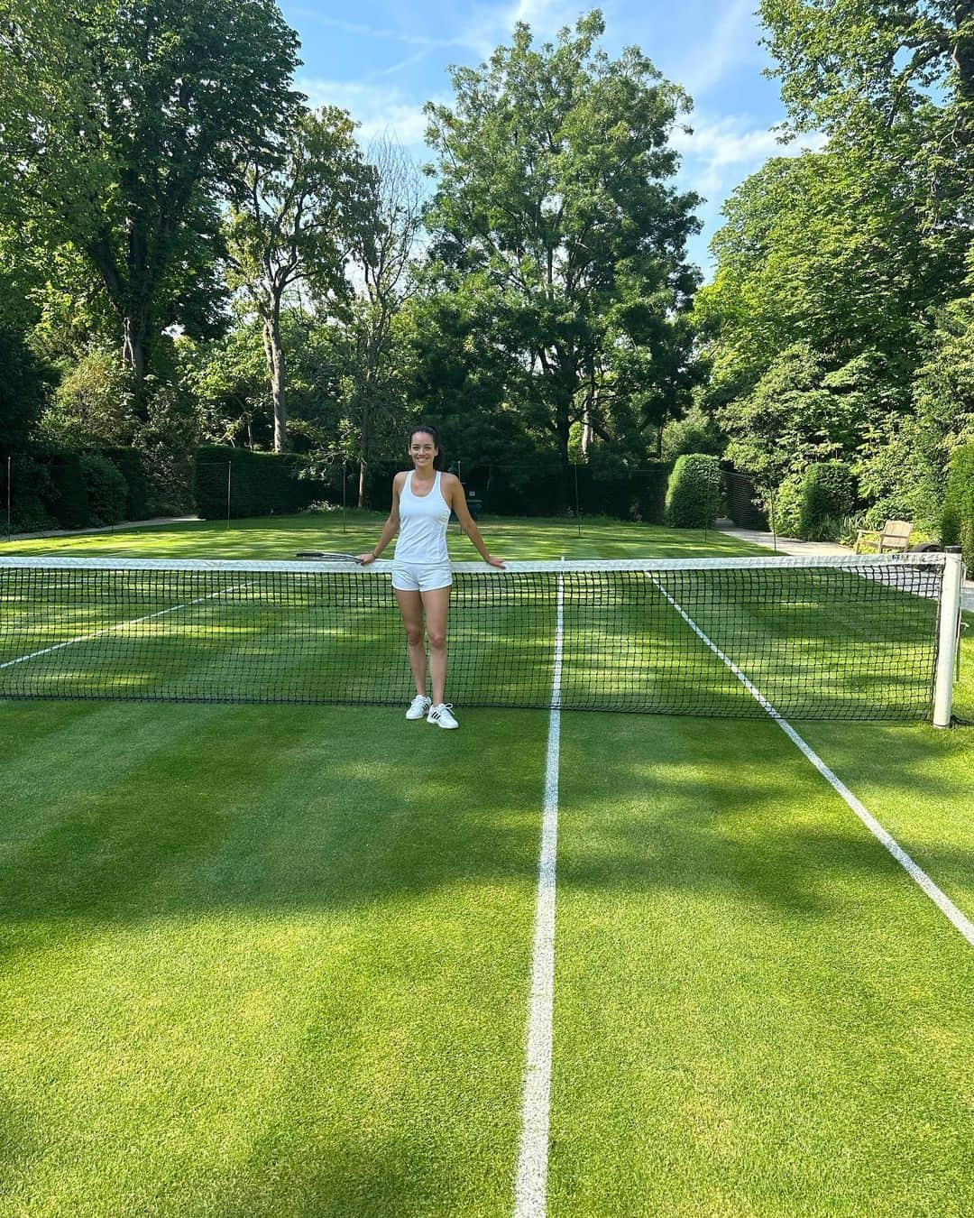 アリゼ・リムさんのインスタグラム写真 - (アリゼ・リムInstagram)「Morning hit on the grass 🌱💚🤍  Forgot how fun it was + how low you had to be on the legs + how much it made me sneeze I😅」6月9日 18時29分 - alizelim