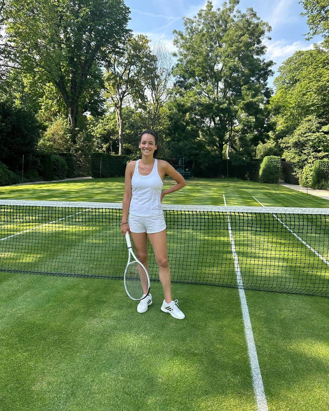 アリゼ・リムのインスタグラム：「Morning hit on the grass 🌱💚🤍  Forgot how fun it was + how low you had to be on the legs + how much it made me sneeze I😅」